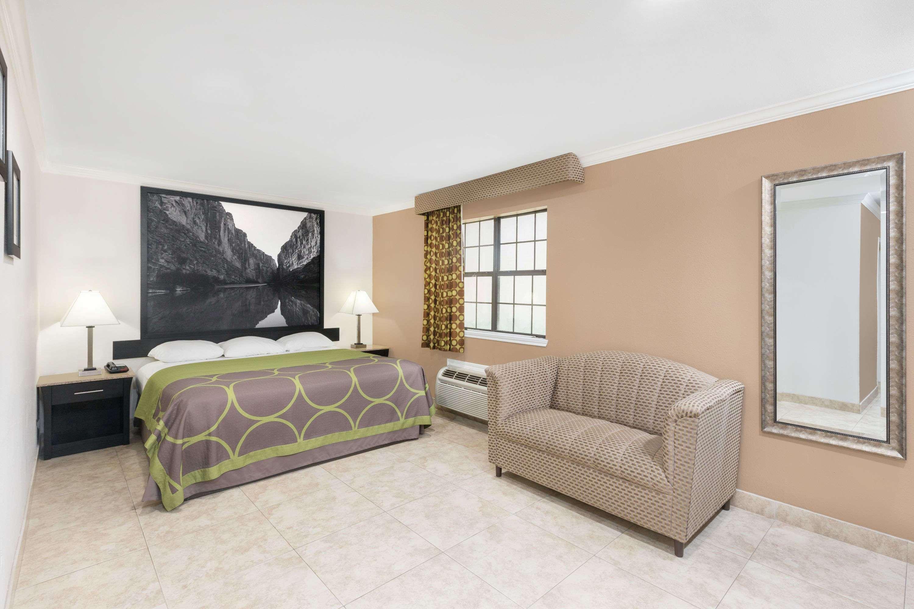 Super 8 by Wyndham McAllen/Downtown/La Plaza Mall — photo 4