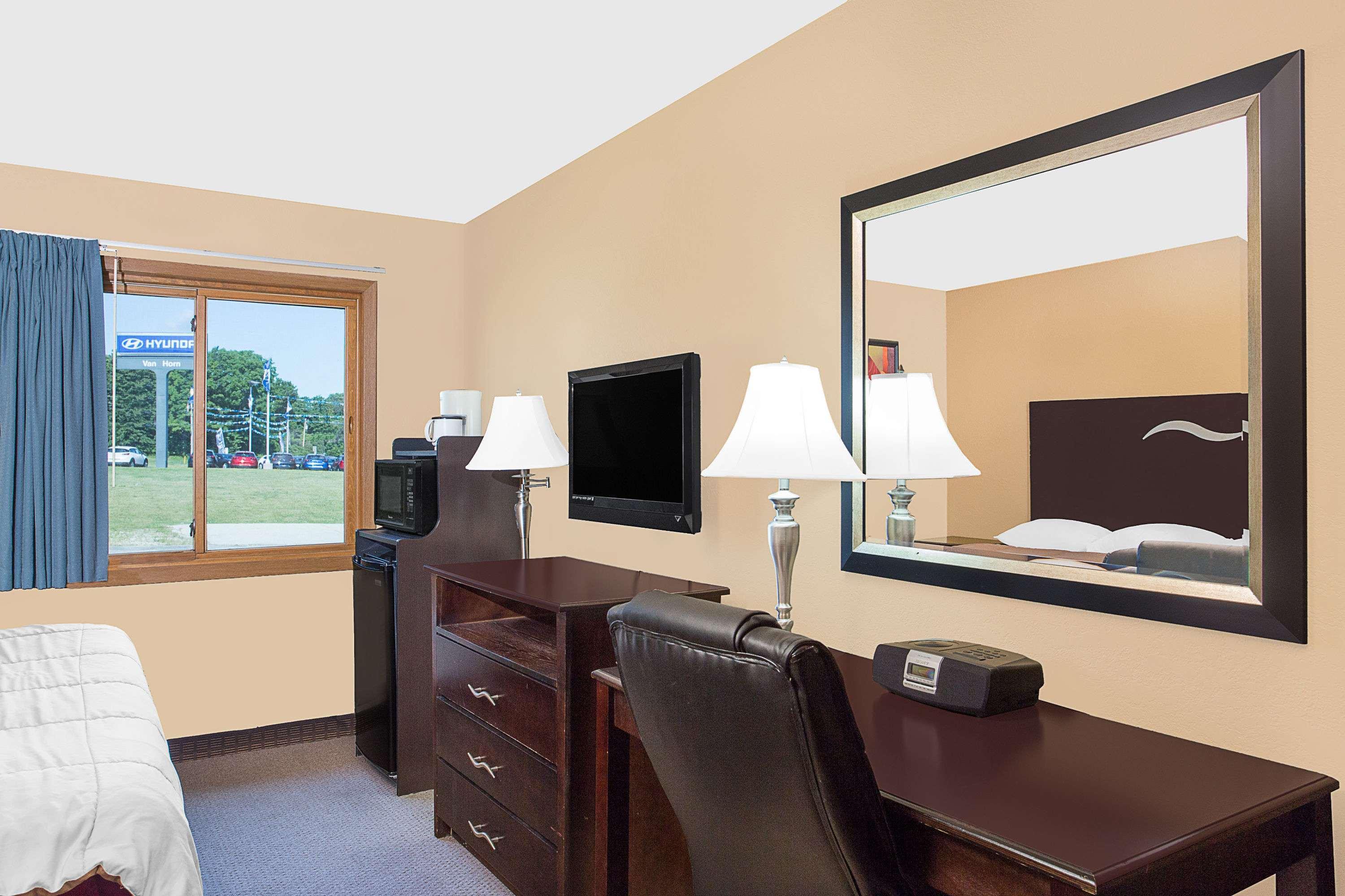Super 8 by Wyndham Sheboygan WI — photo 4
