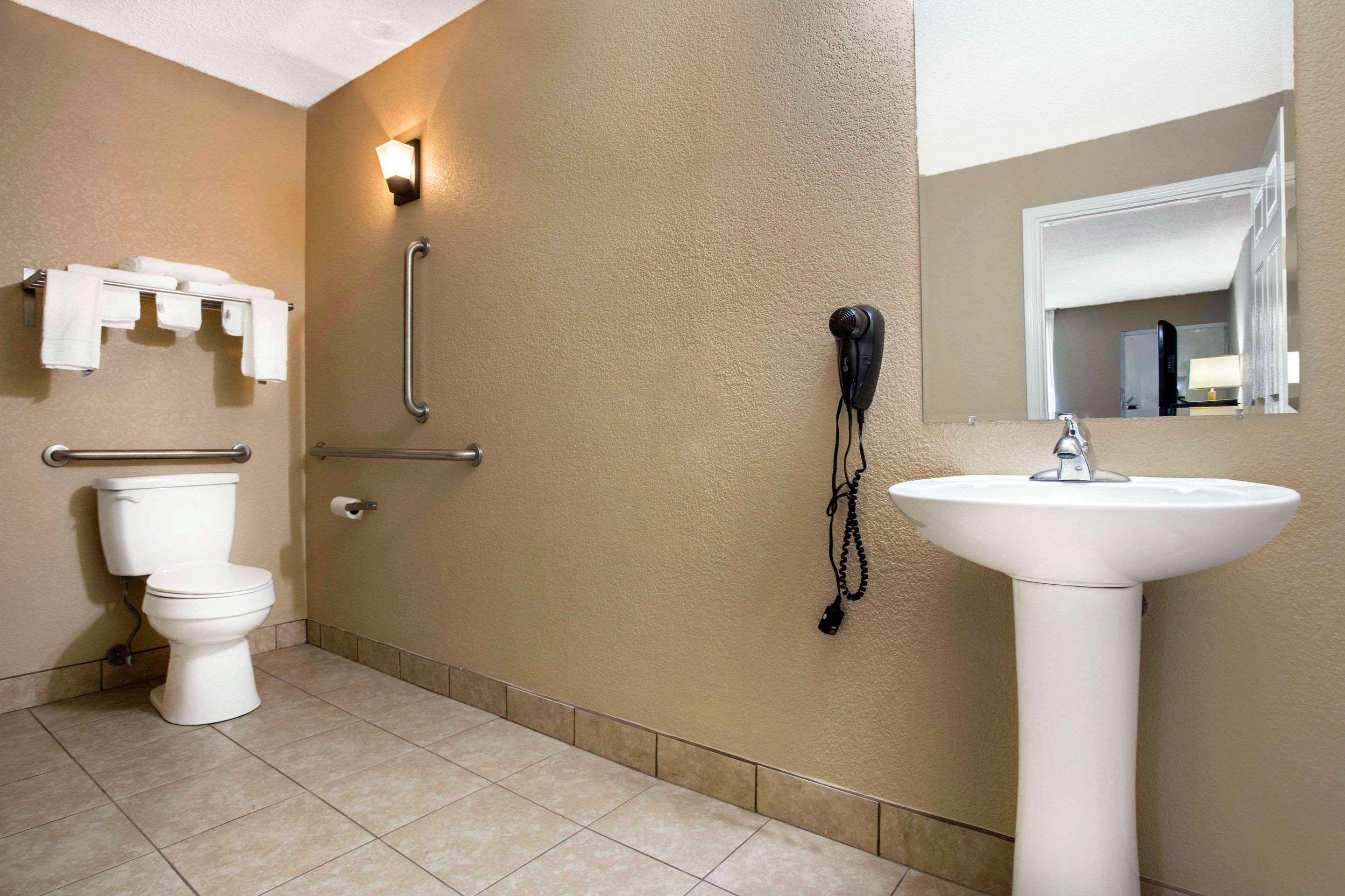 Quality Inn & Suites — photo 4