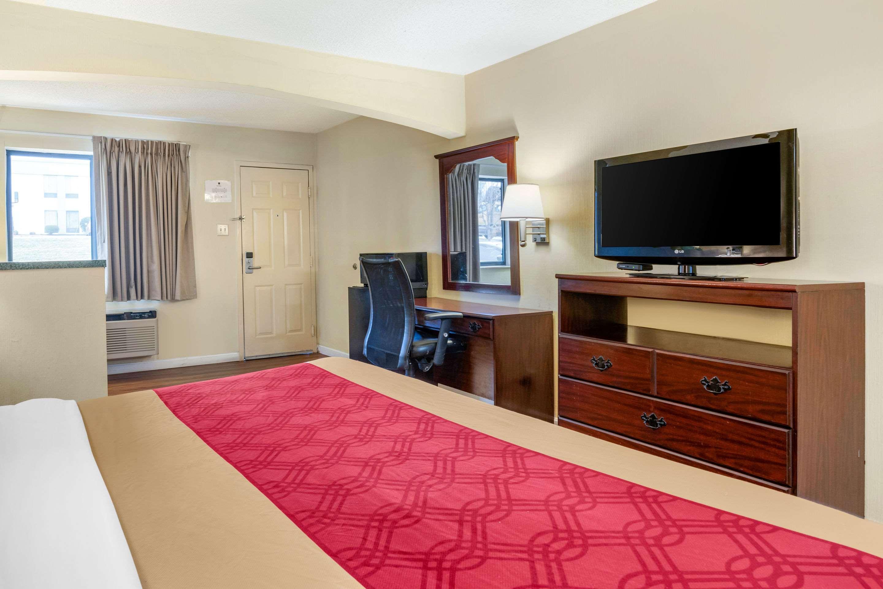 Econo Lodge Inn & Suites Southeast — photo 5