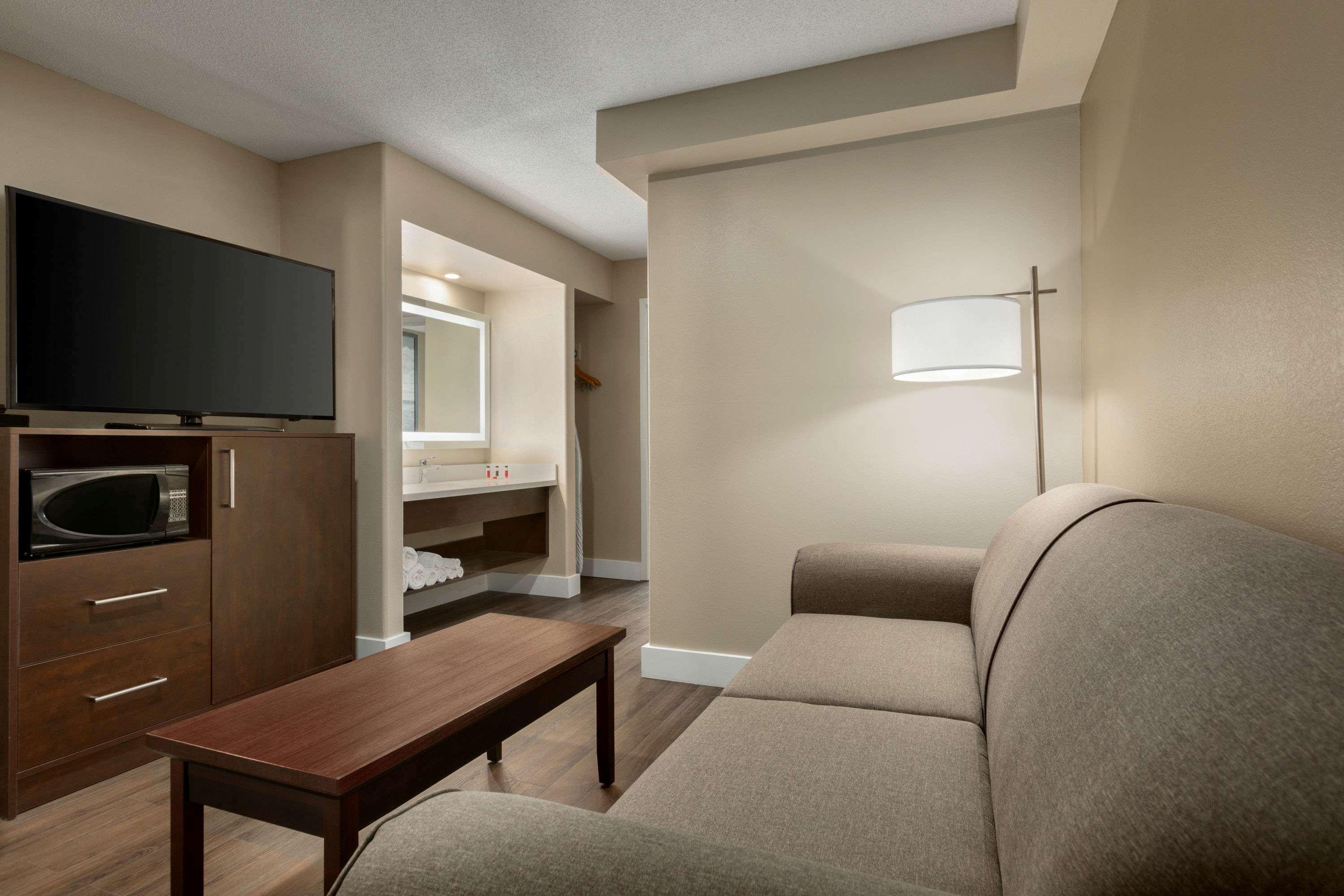 Super 8 by Wyndham Ajax/Toronto On — photo 5