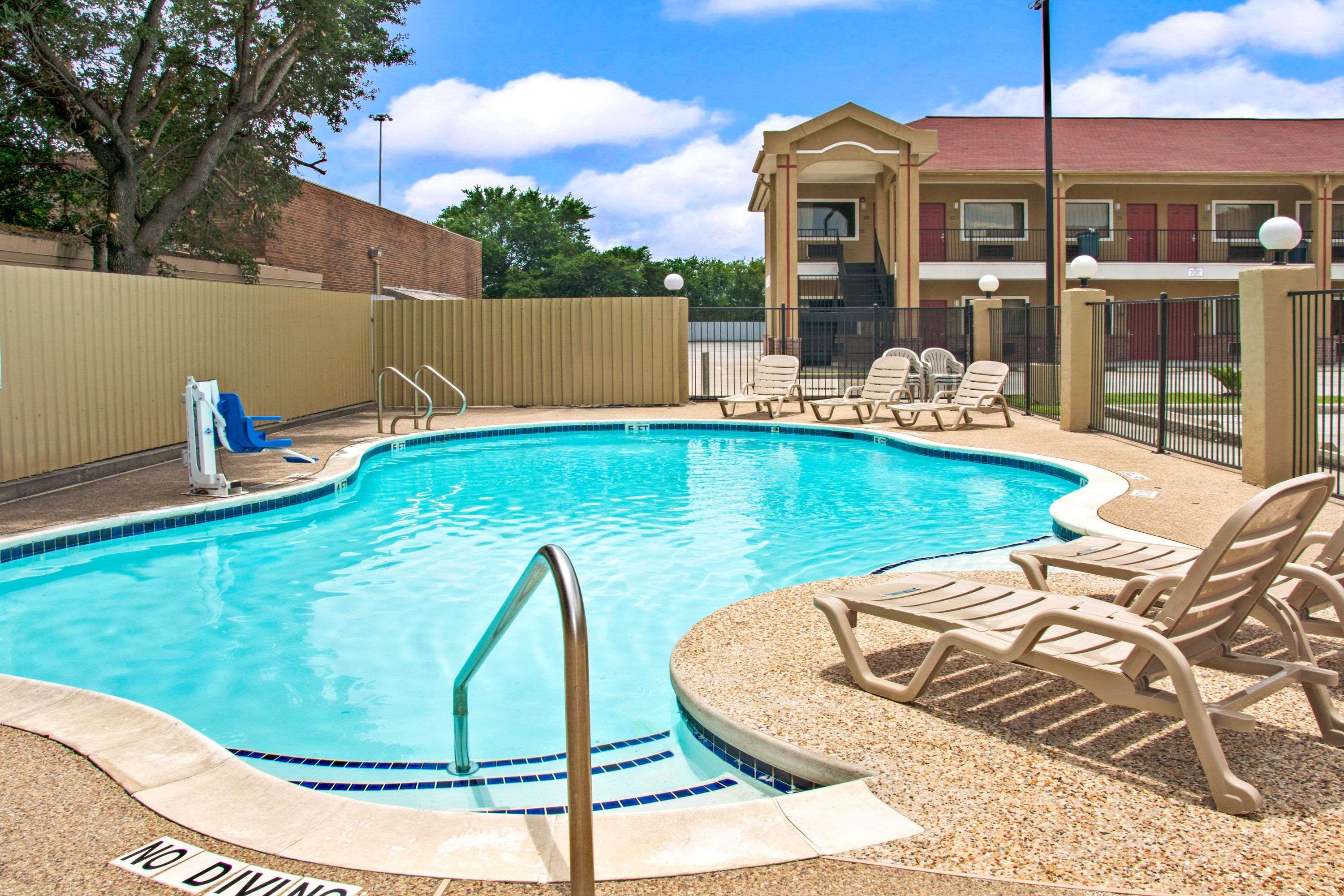 Super 8 by Wyndham Houston/Brookhollow NW — photo 5