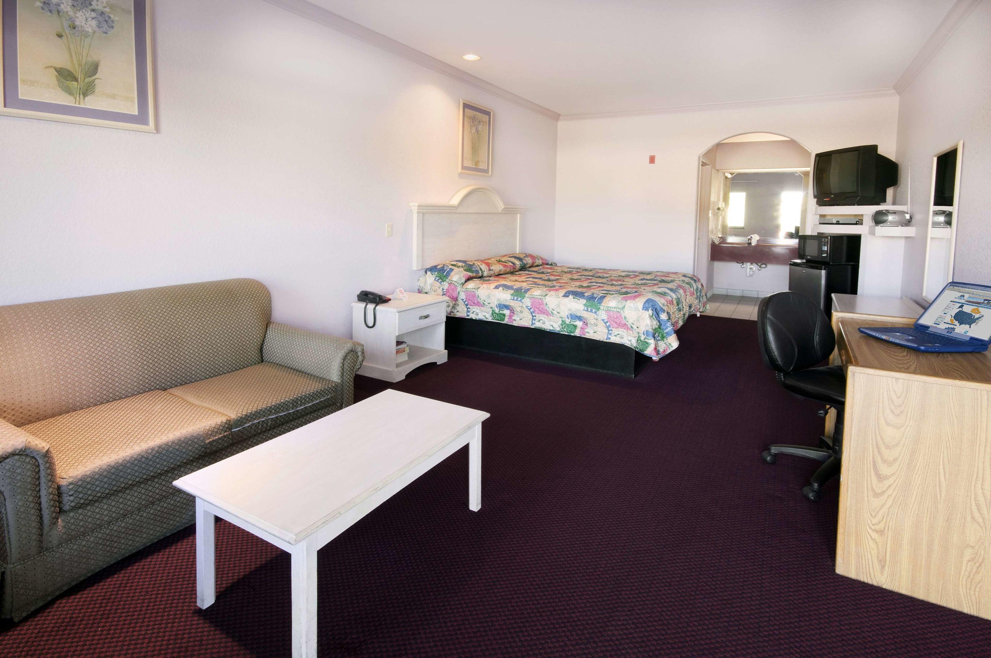 Americas Best Value Platinum Inn & Suites — photo 4