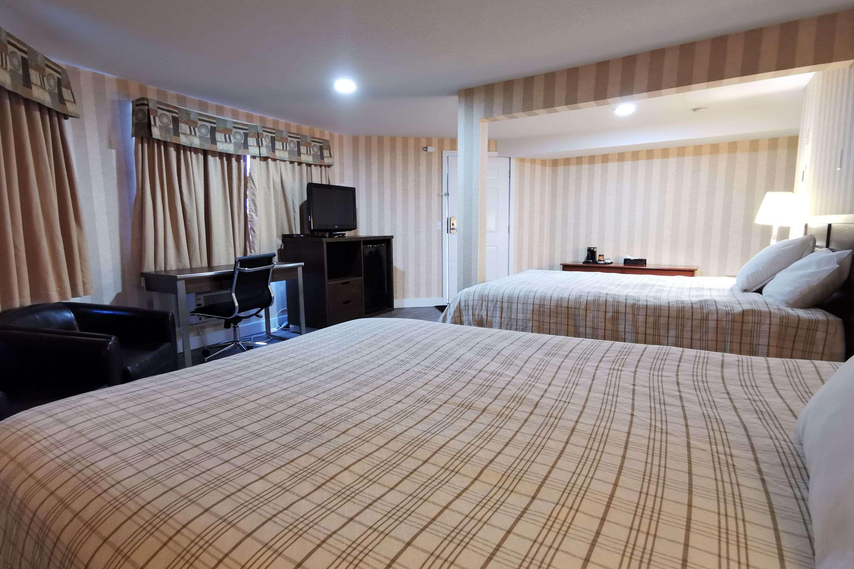 Rodeway Inn & Suites — photo 4