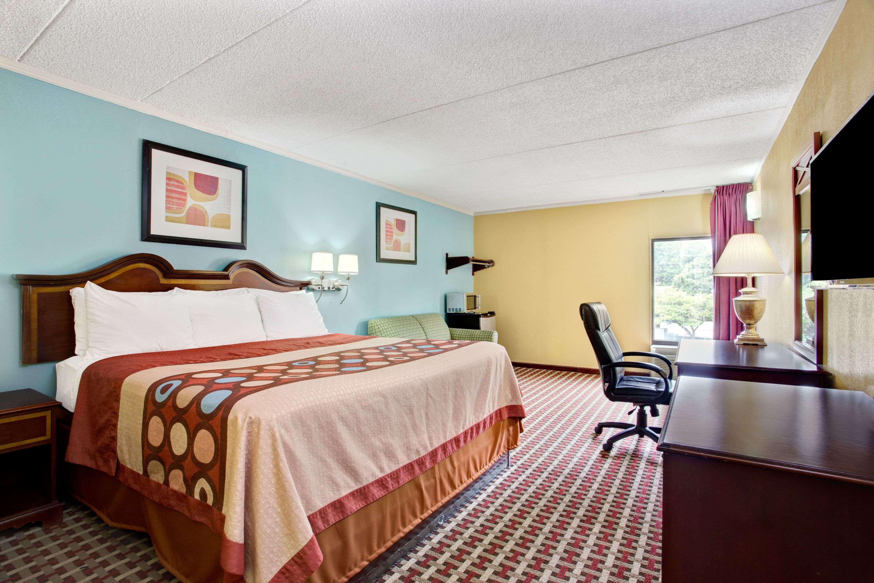 Super 8 by Wyndham Raleigh Downtown — photo 4
