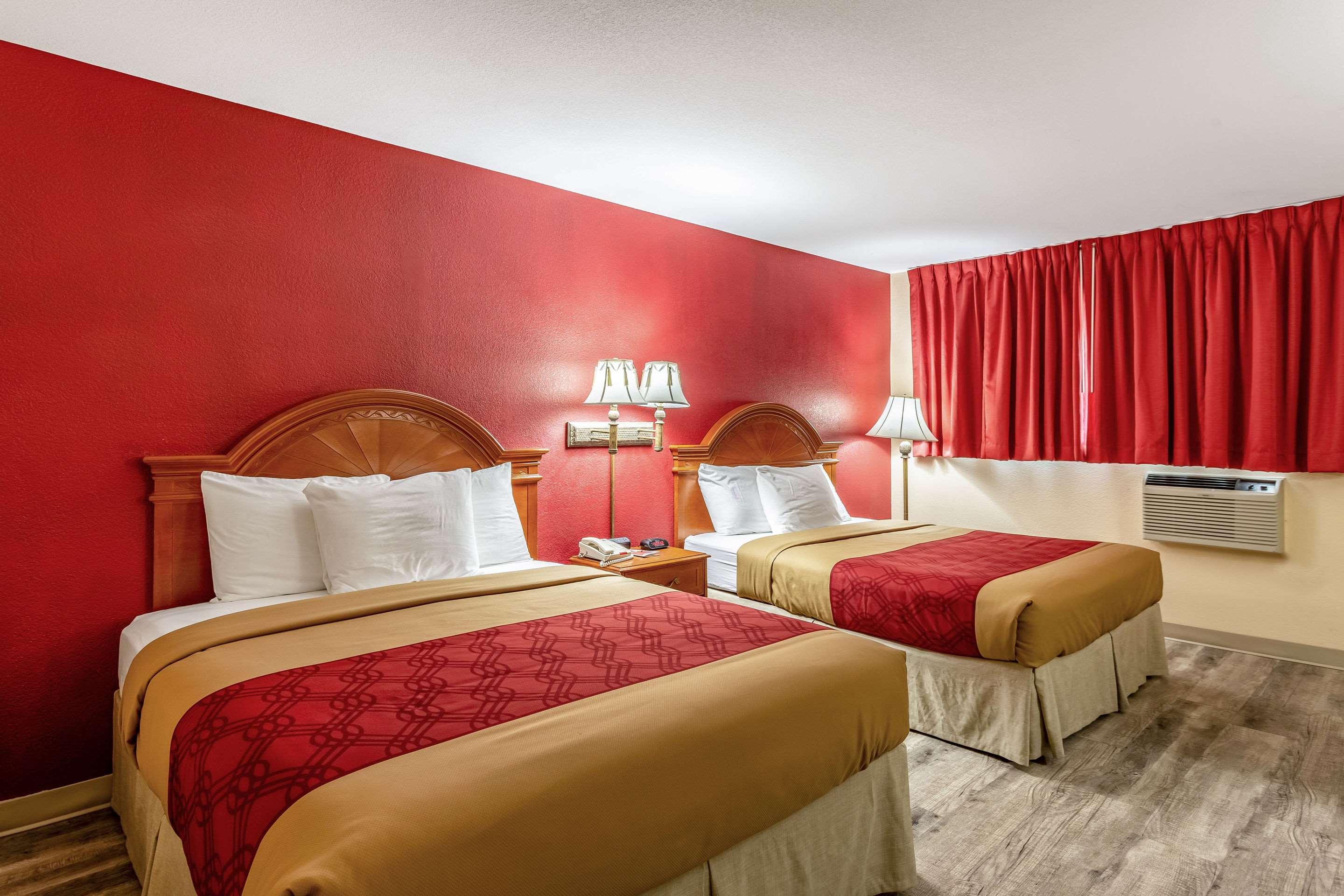 Econo Lodge Inn & Suites — photo 5
