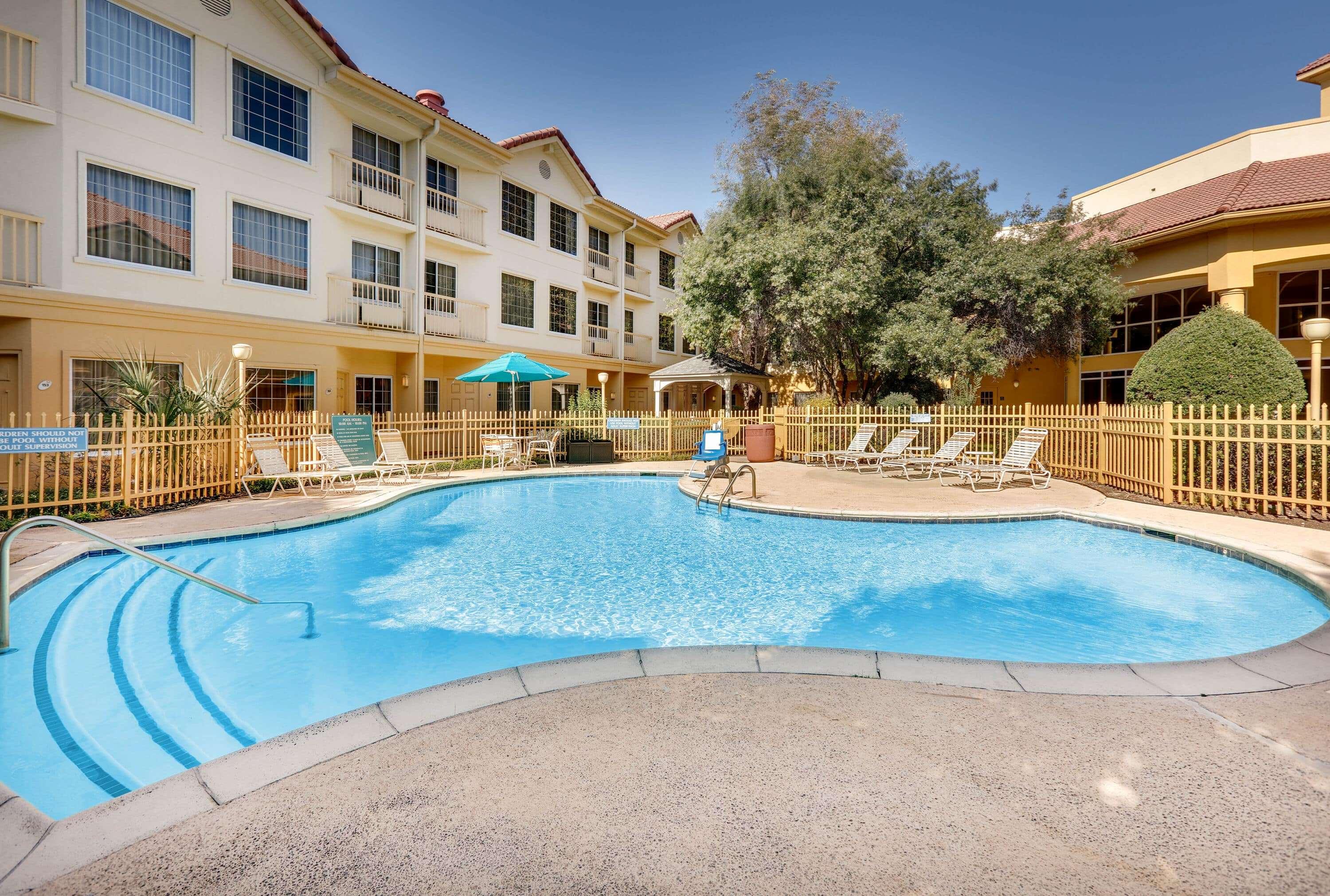 La Quinta Inn & Suites Dallas Addison Galleria — photo 4