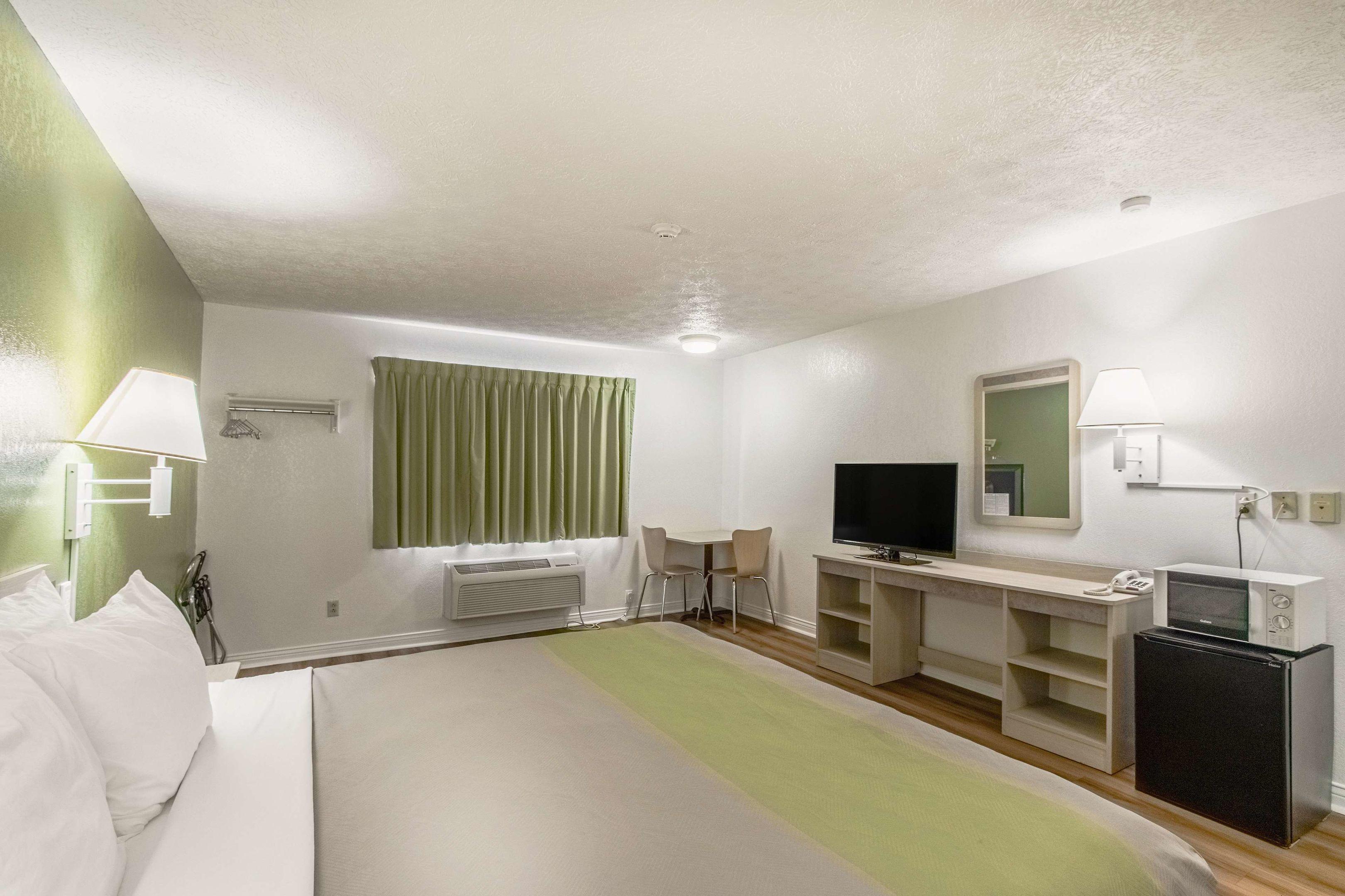Motel 6 Cloverdale — photo 5