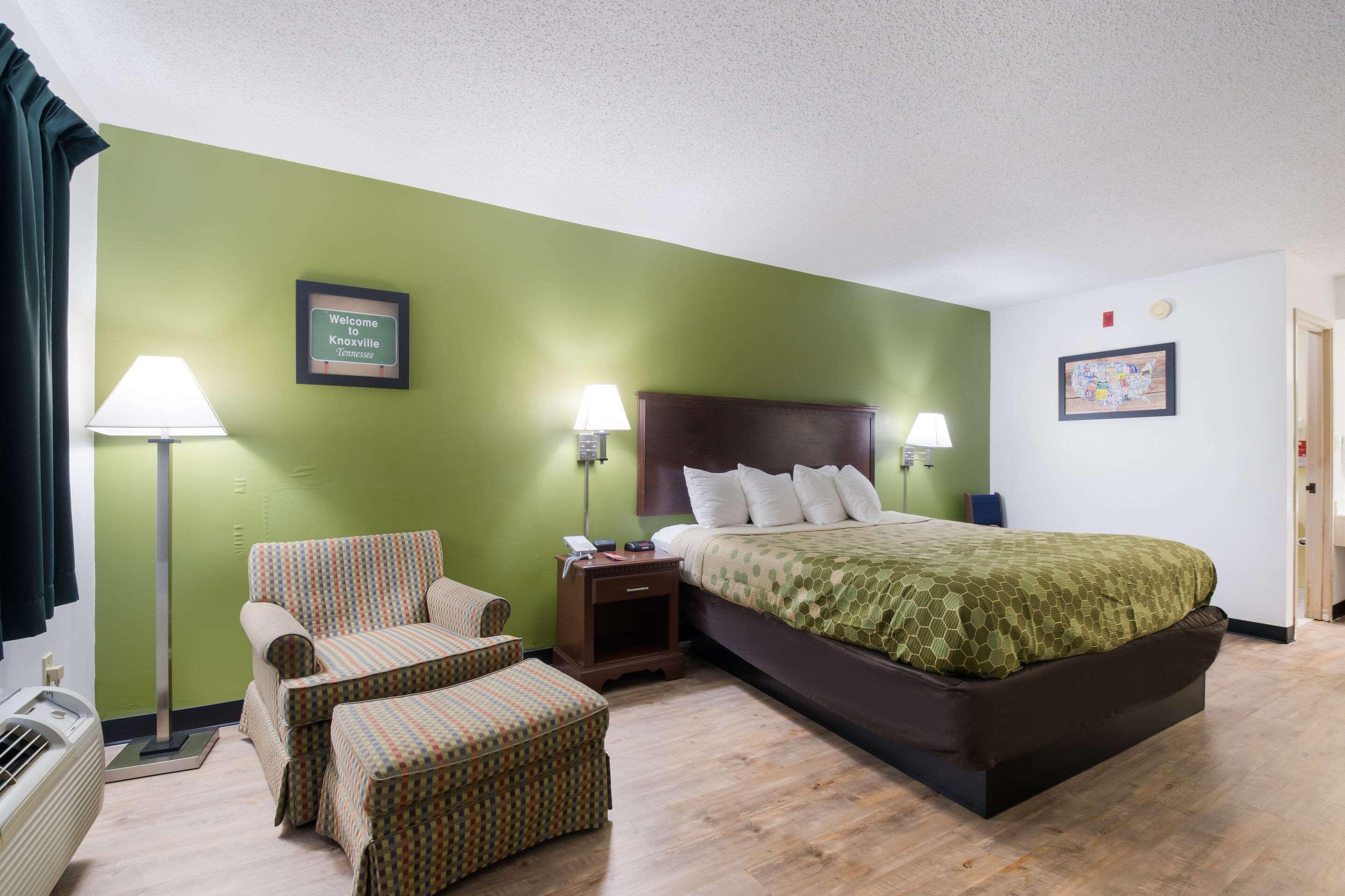 Econo Lodge Inn & Suites East — photo 4
