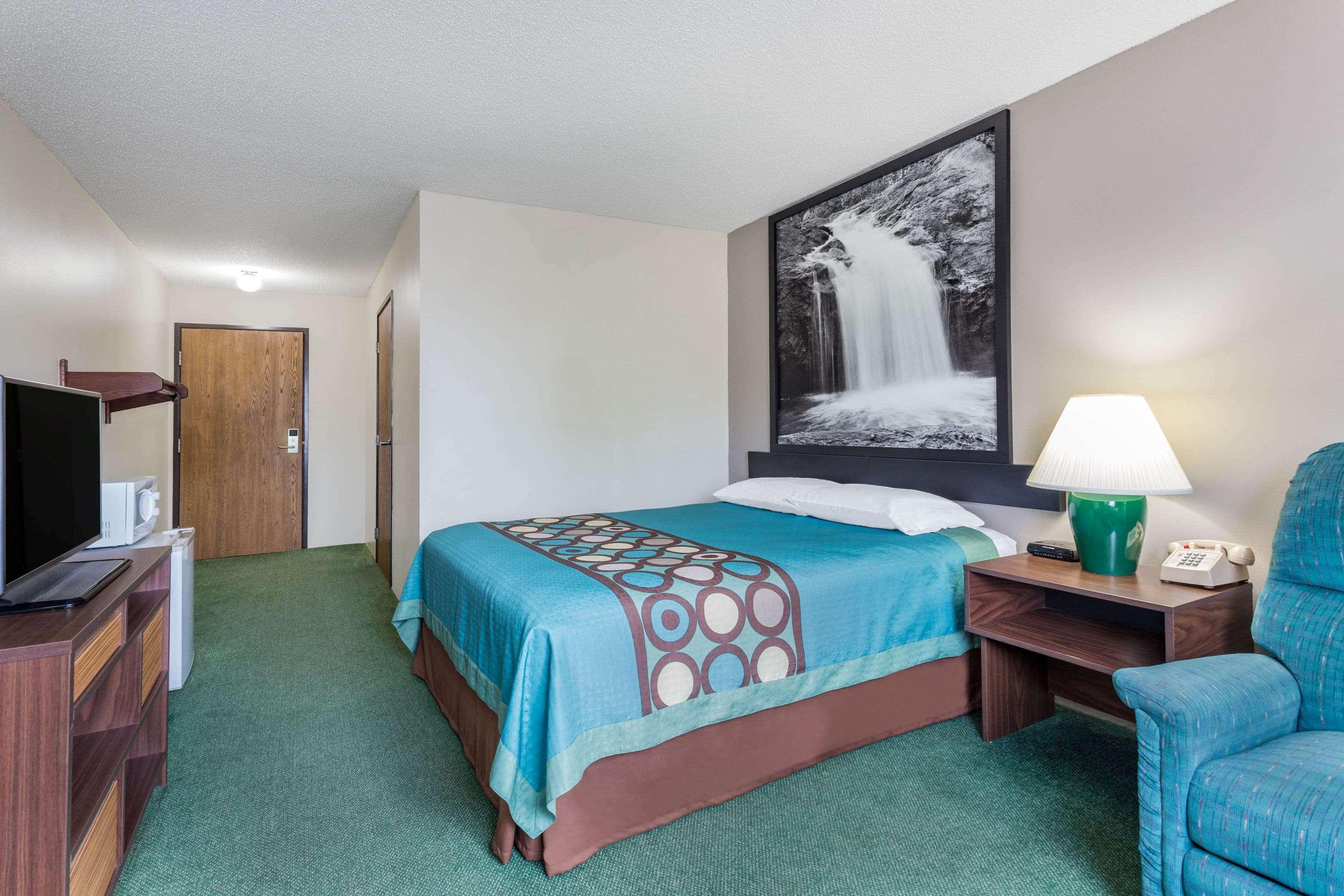 Super 8 by Wyndham Reedsburg — photo 5