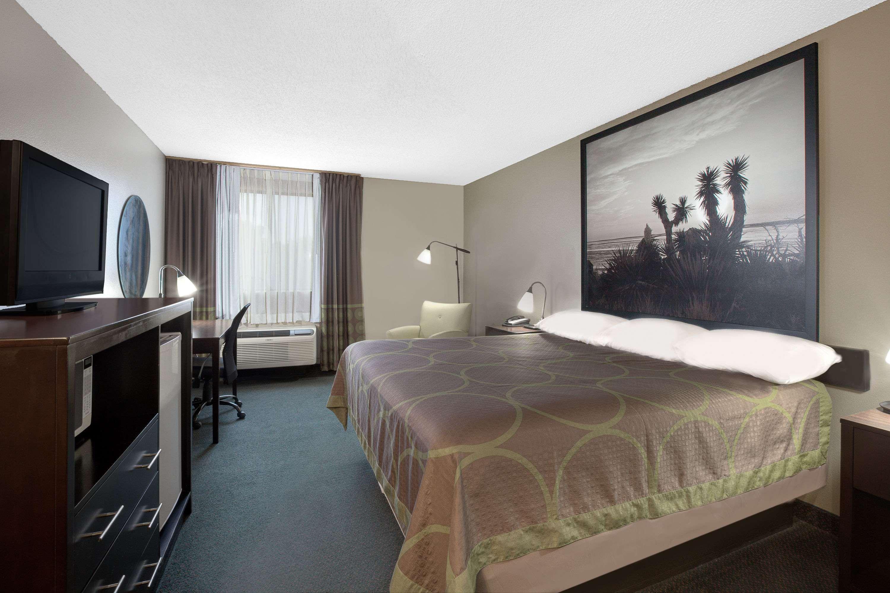 Super 8 by Wyndham Victoria/North/Mall Area — photo 4