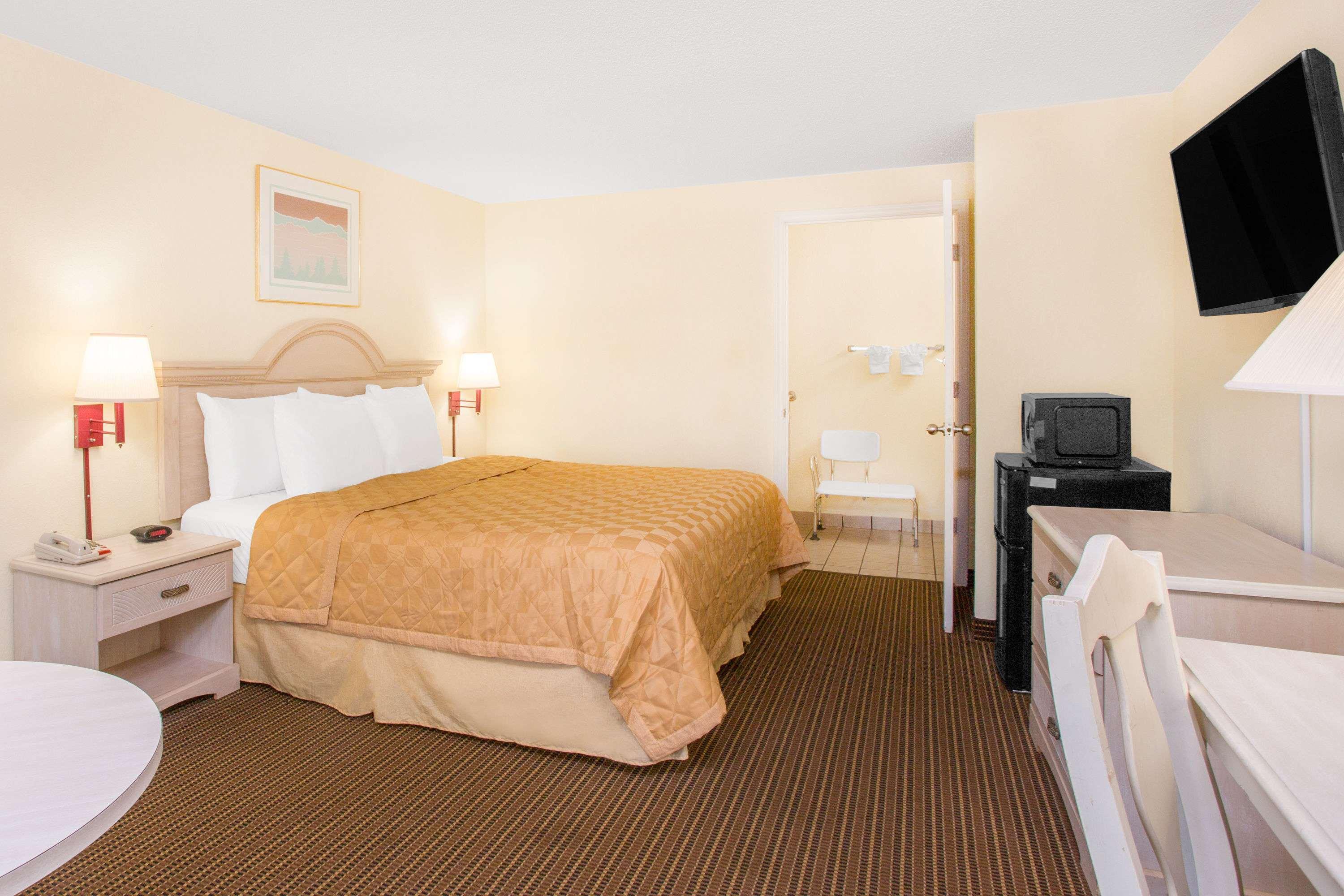 Days Inn by Wyndham Spartanburg Waccamaw — photo 5