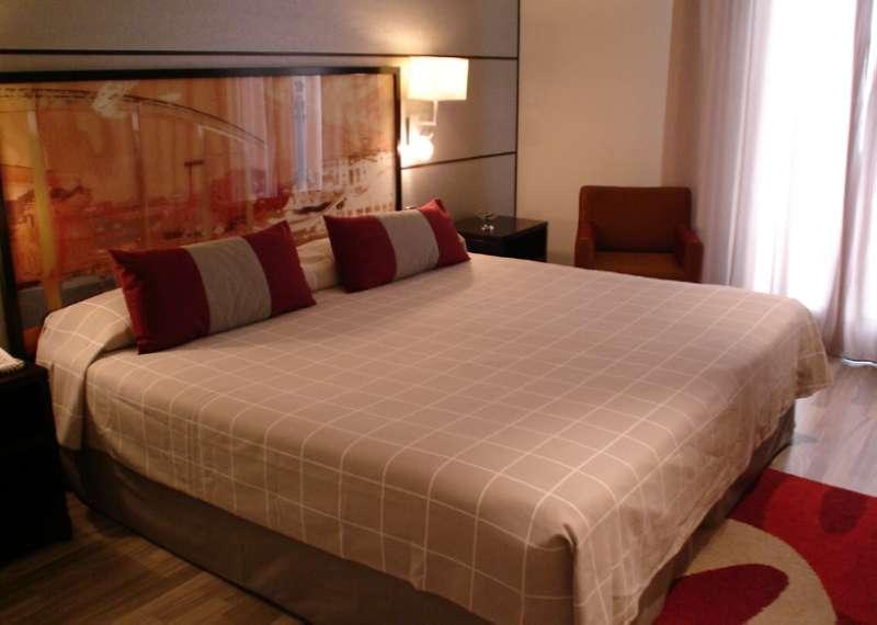 H10 Universitat — photo 4