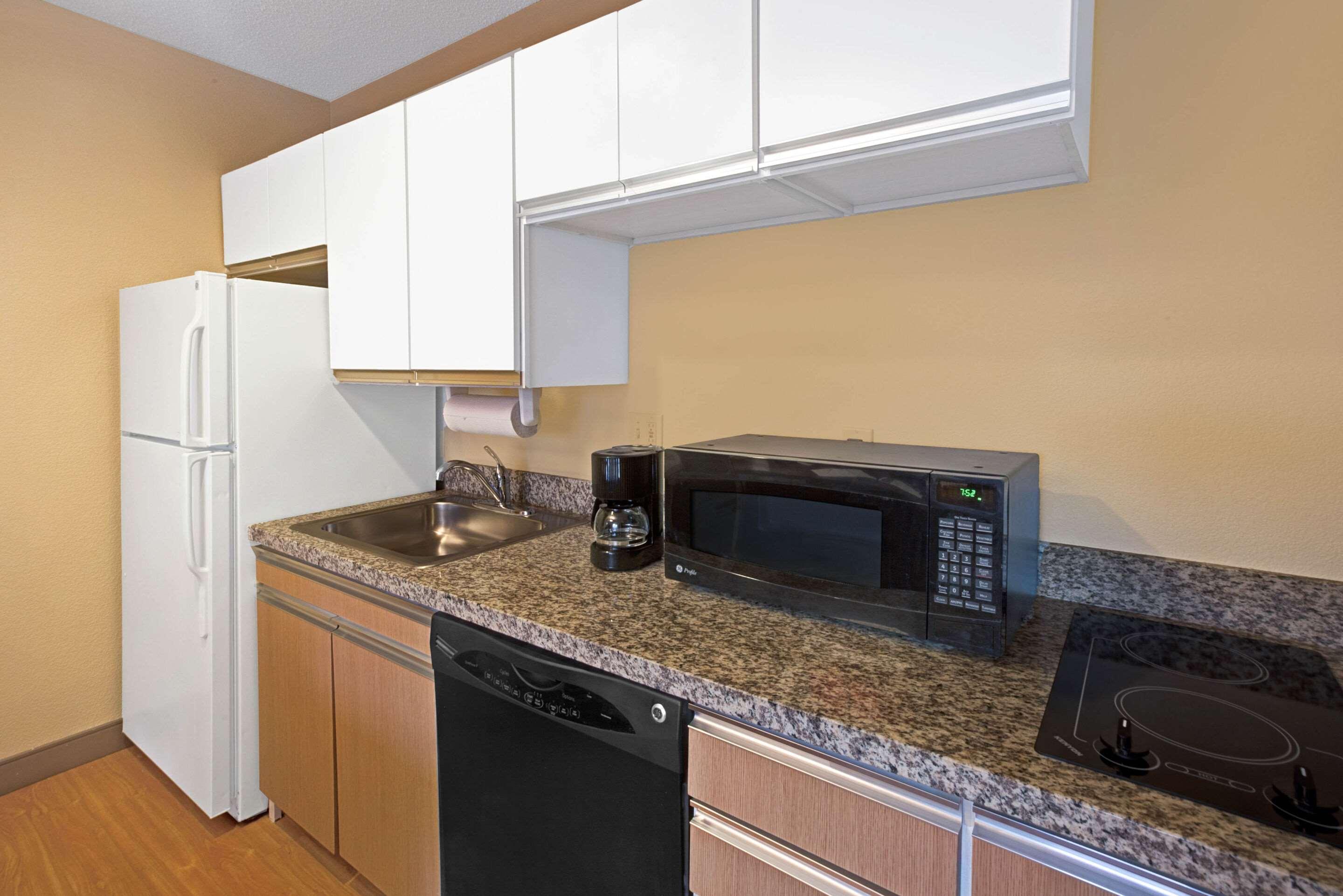 Hawthorn Suites by Wyndham Cincinnati Blue Ash — photo 5