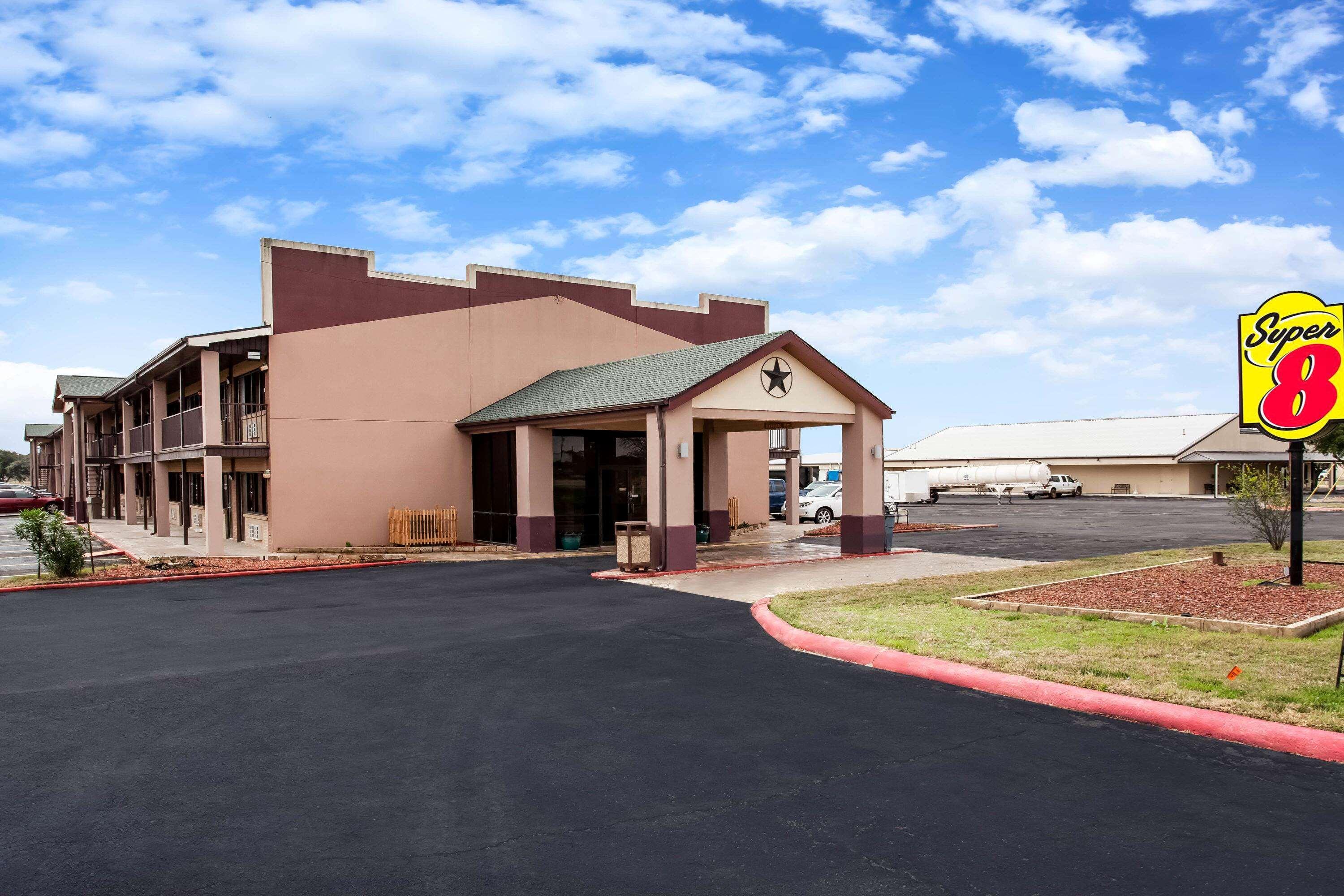 Super 8 by Wyndham Giddings — photo 4