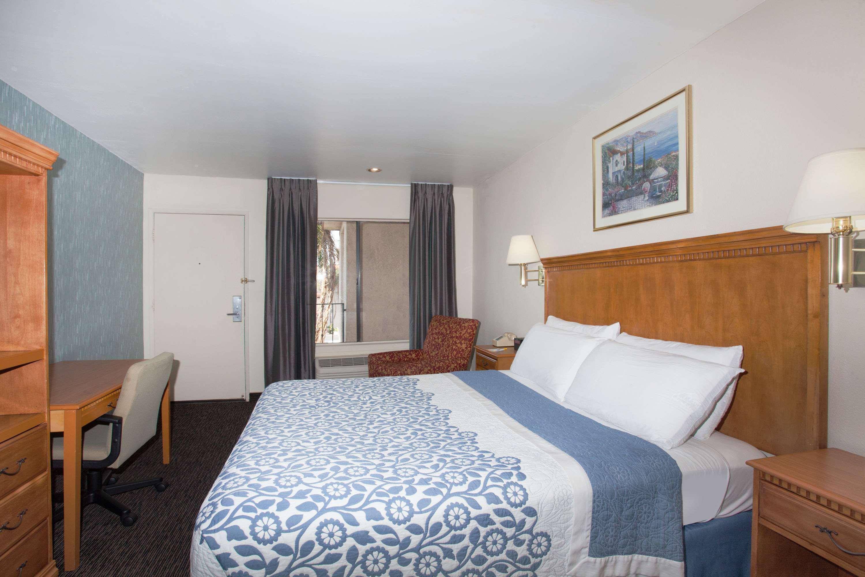 Days Inn Anaheim Near the Park — photo 5