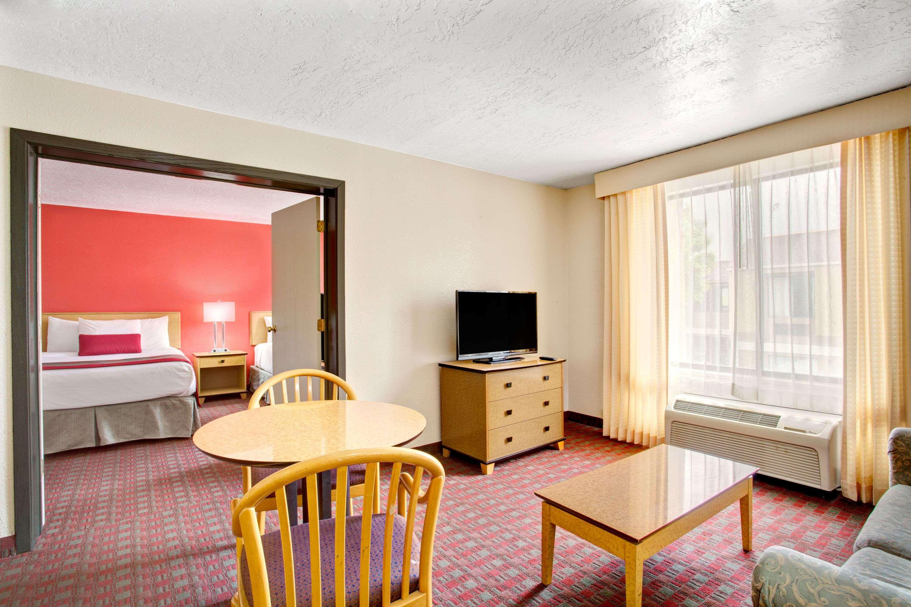 Ramada by Wyndham Salt Lake City Airport Hotel — photo 5