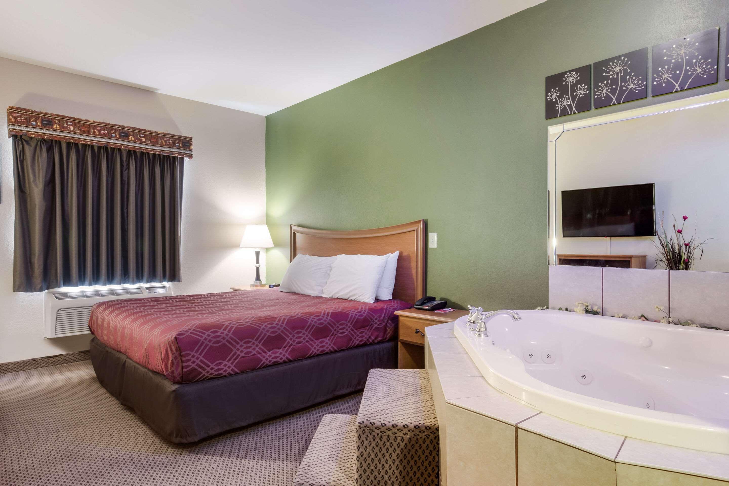 Econo Lodge Inn & Suites Rockmart — photo 4