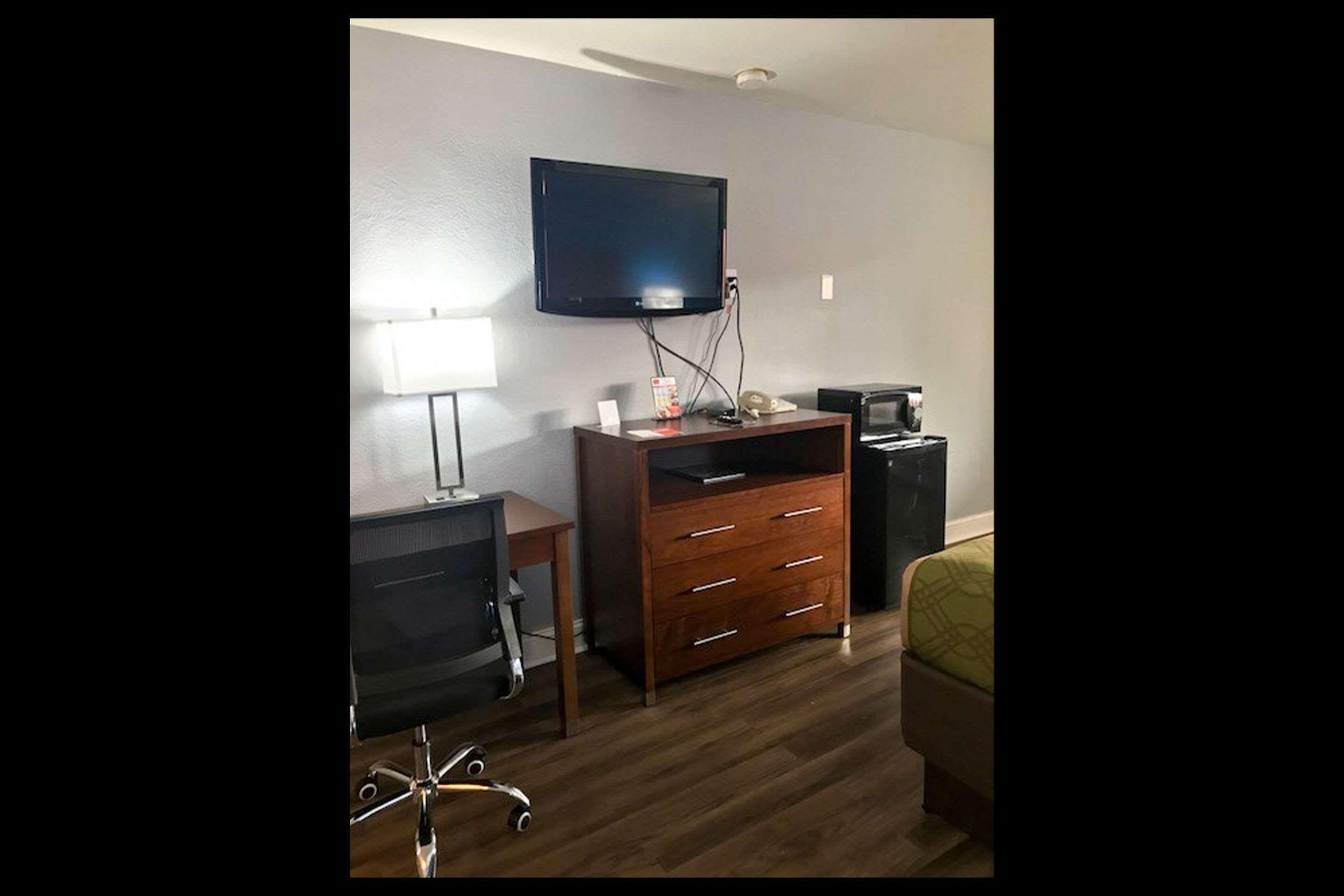 Econo Lodge Inn & Suites I-64 & US 13 — photo 4
