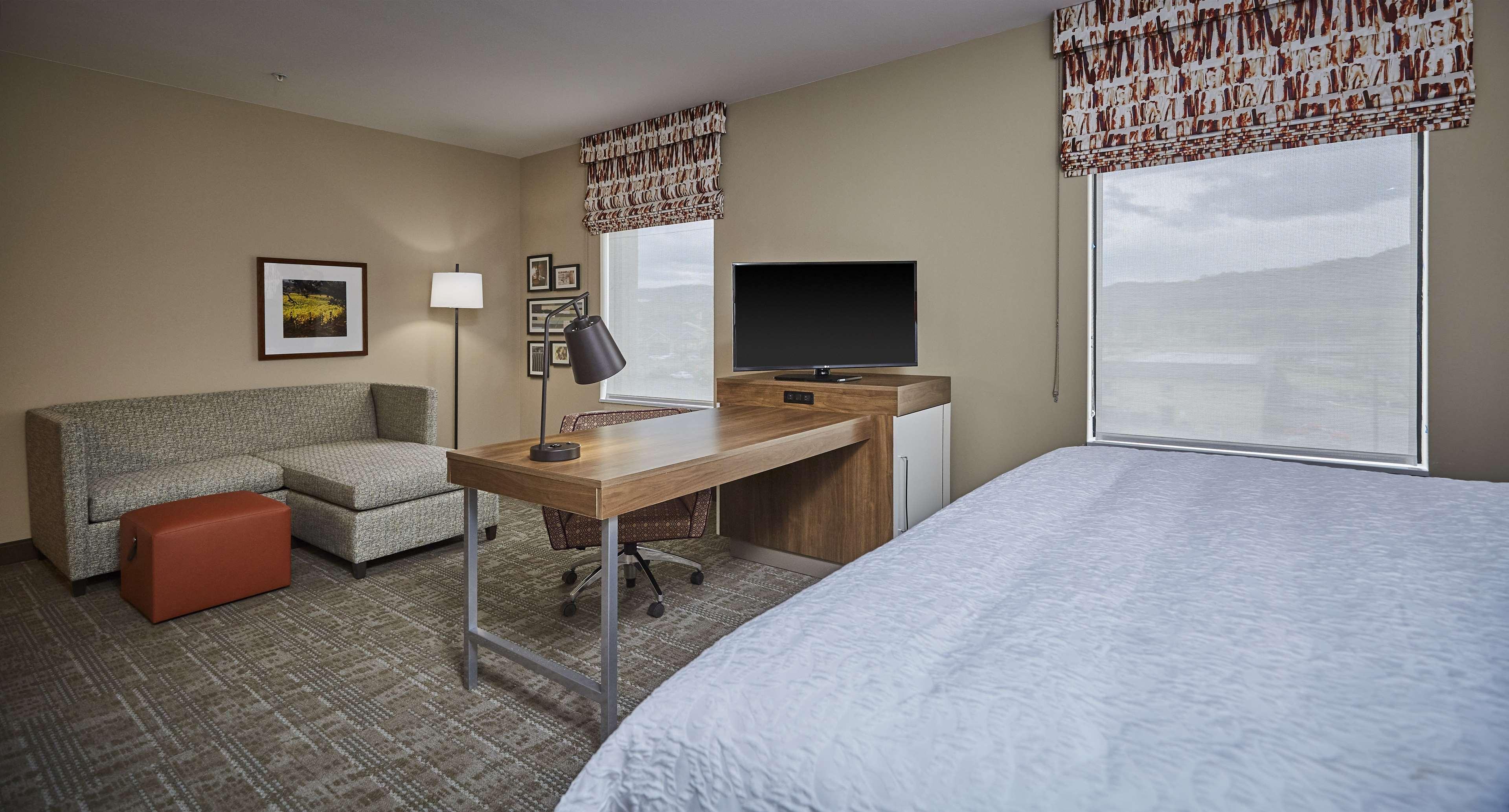 Hampton Inn & Suites Roseburg — photo 5