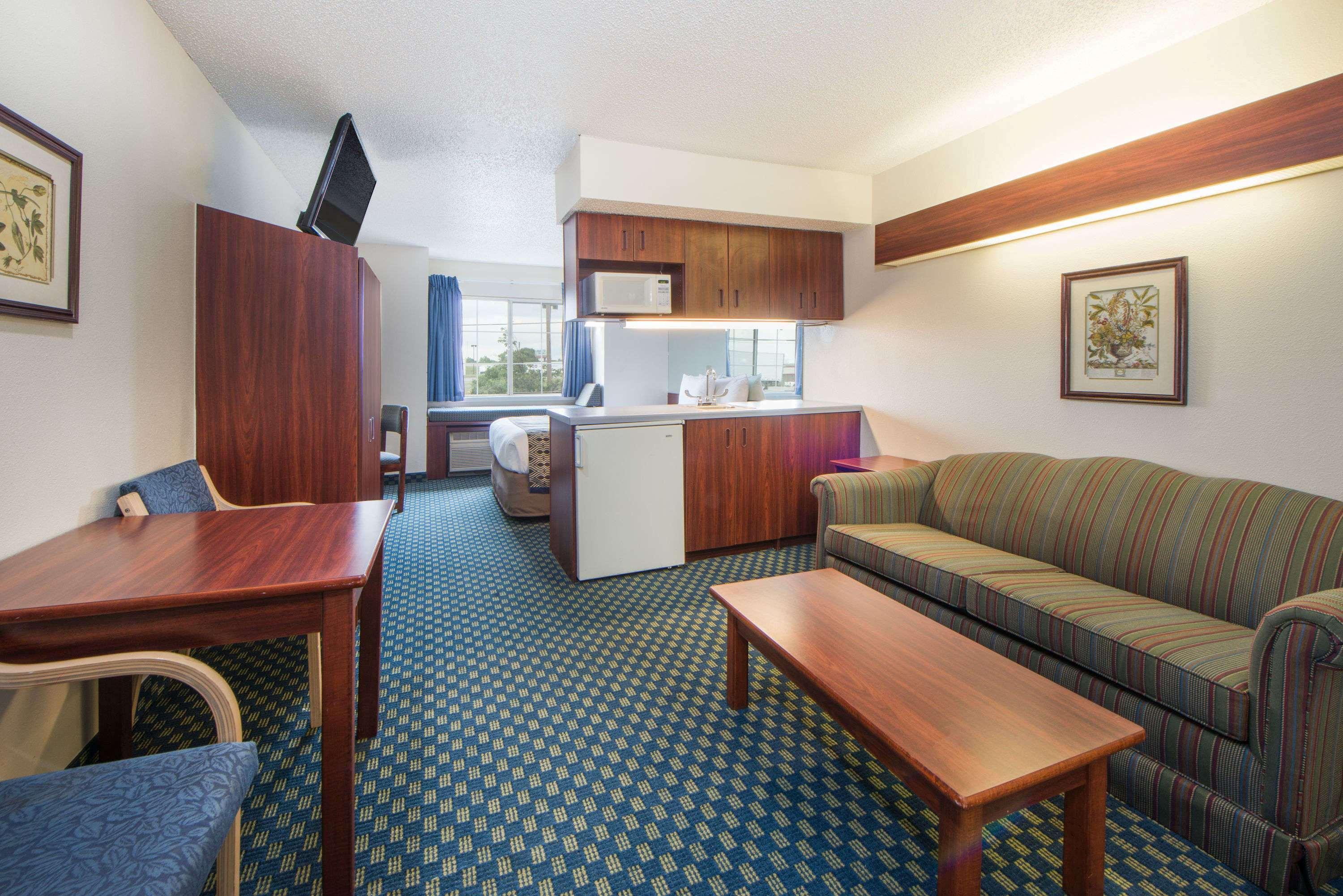Microtel Inn & Suites by Wyndham Tulsa East — photo 4