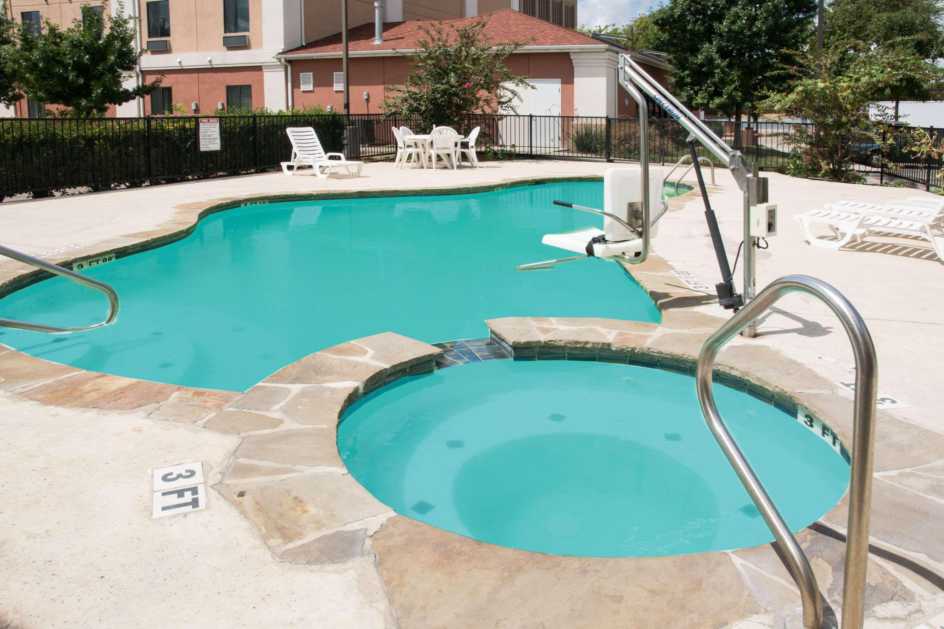 Days Inn by Wyndham Central San Antonio NW Medical Center — photo 4