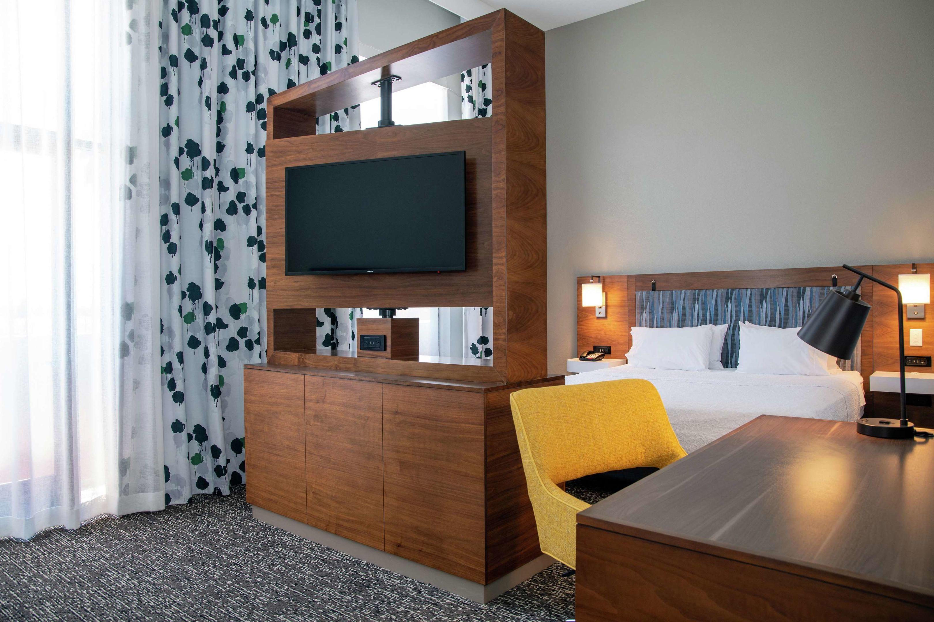Hampton Inn & Suites Los Angeles/Sherman Oaks — photo 3