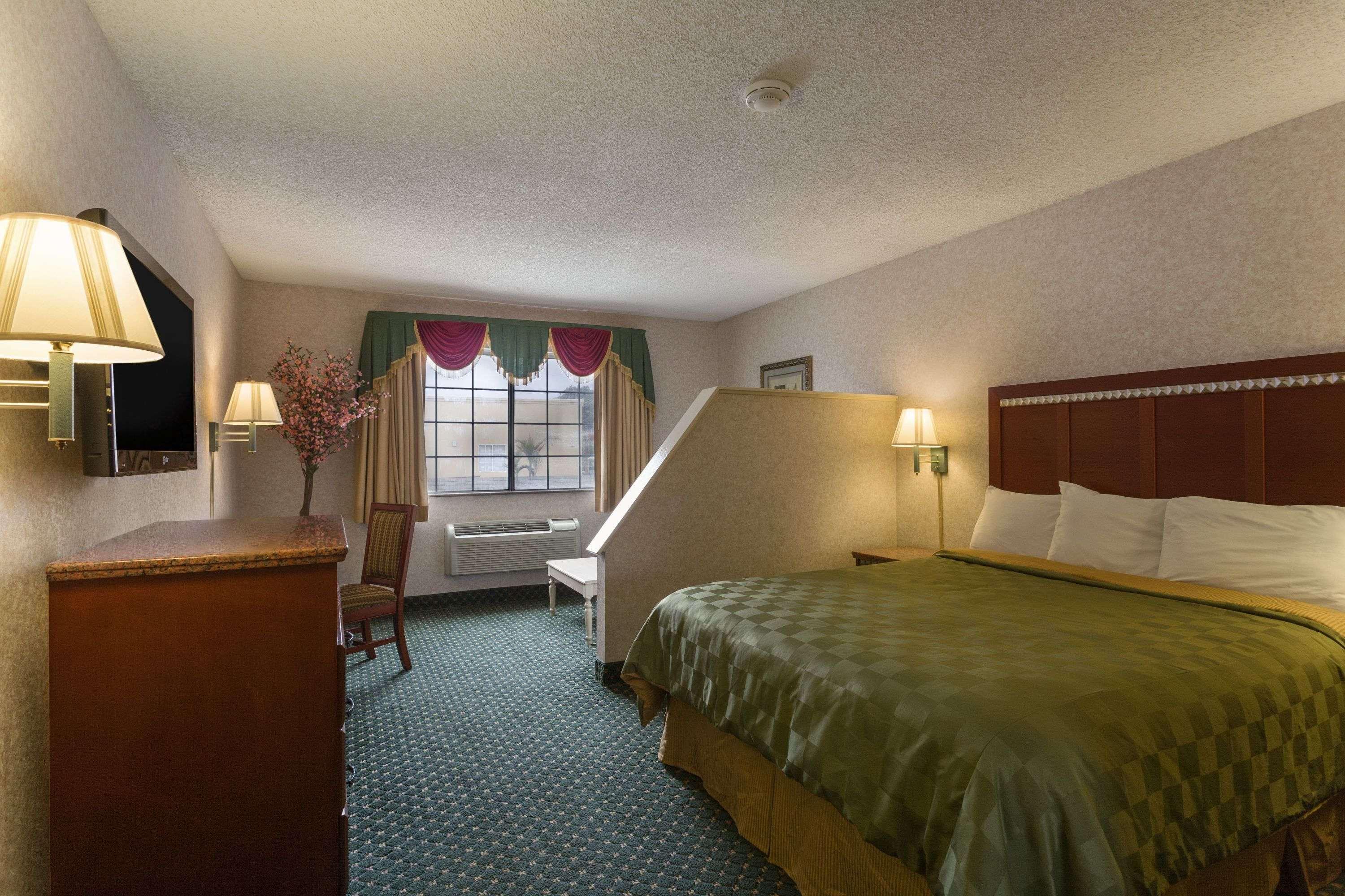 Travelodge by Wyndham Santa Clarita/Valencia — photo 4