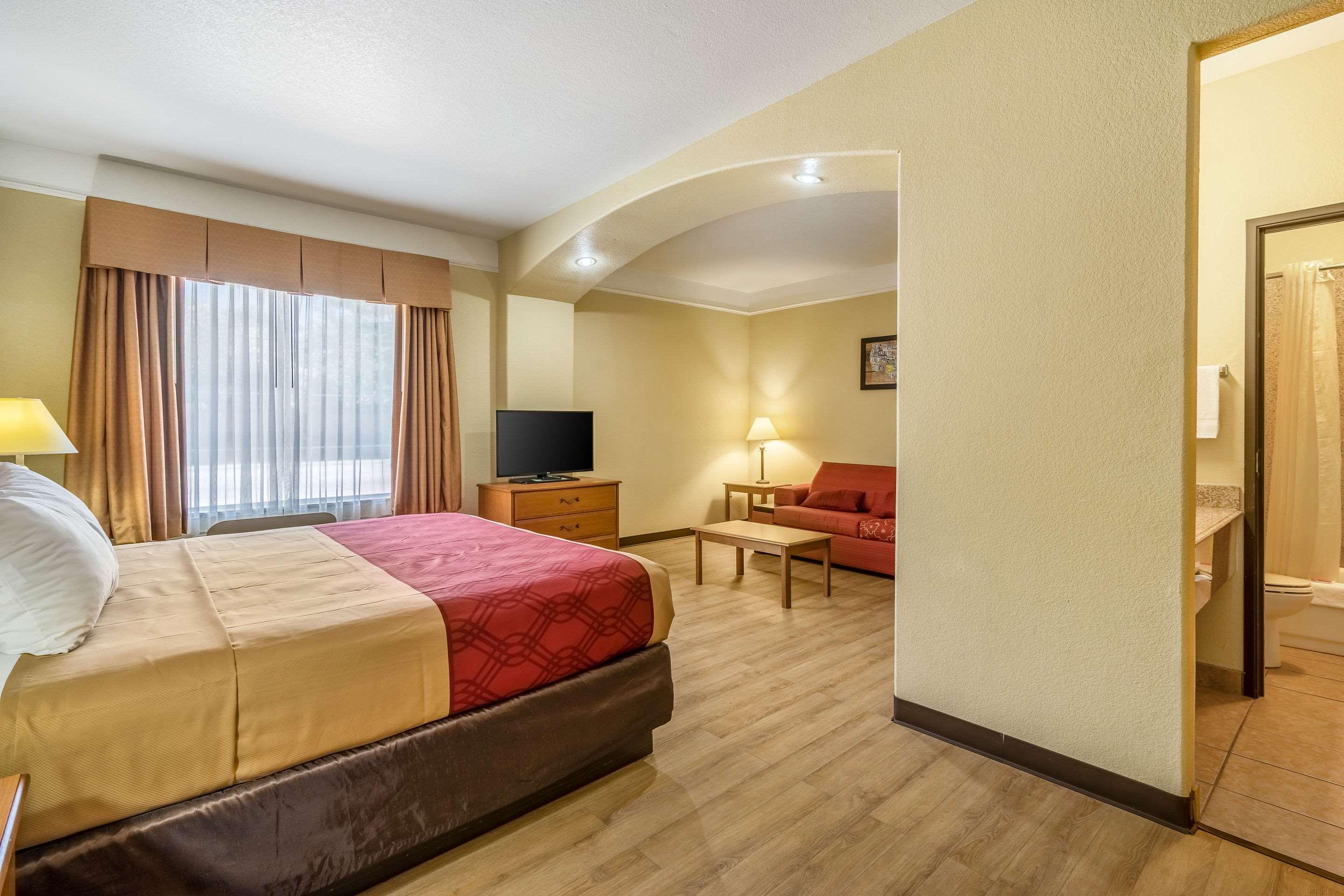 Econo Lodge Inn & Suites — photo 3