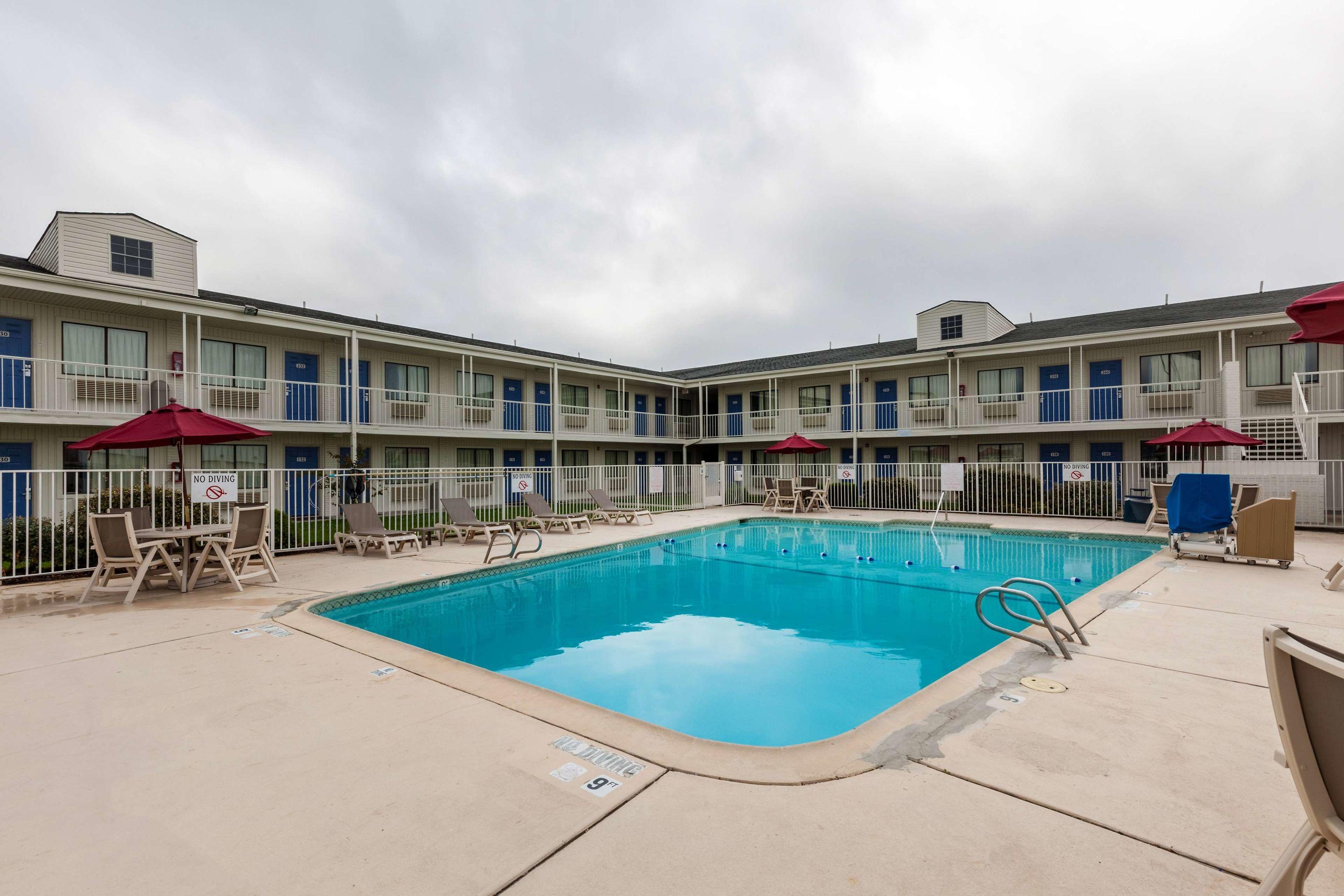 Motel 6 Houston - NASA — photo 4