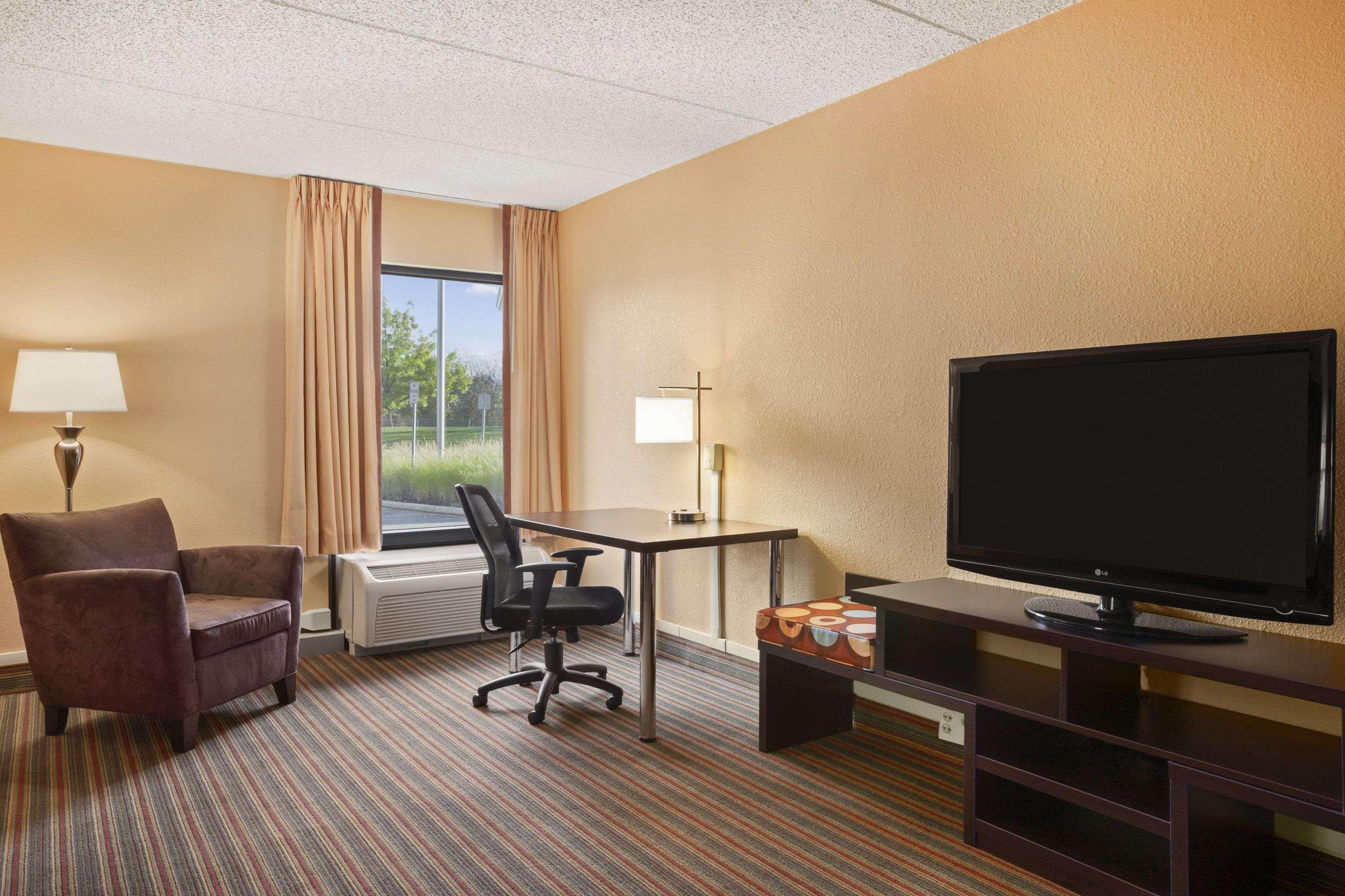 Super 8 by Wyndham Mount Laurel — photo 4