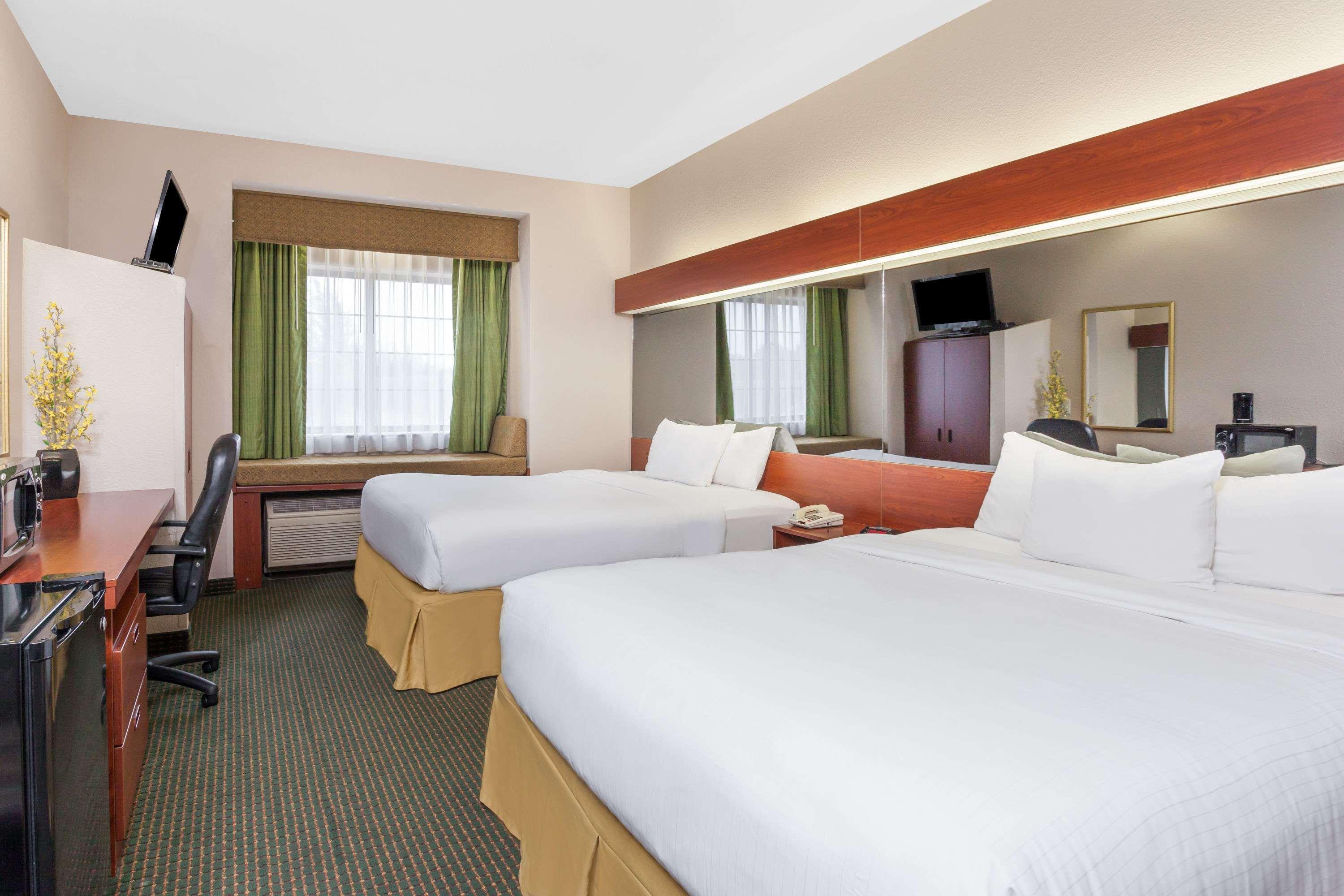 Days Inn by Wyndham near Kansas Speedway — photo 4