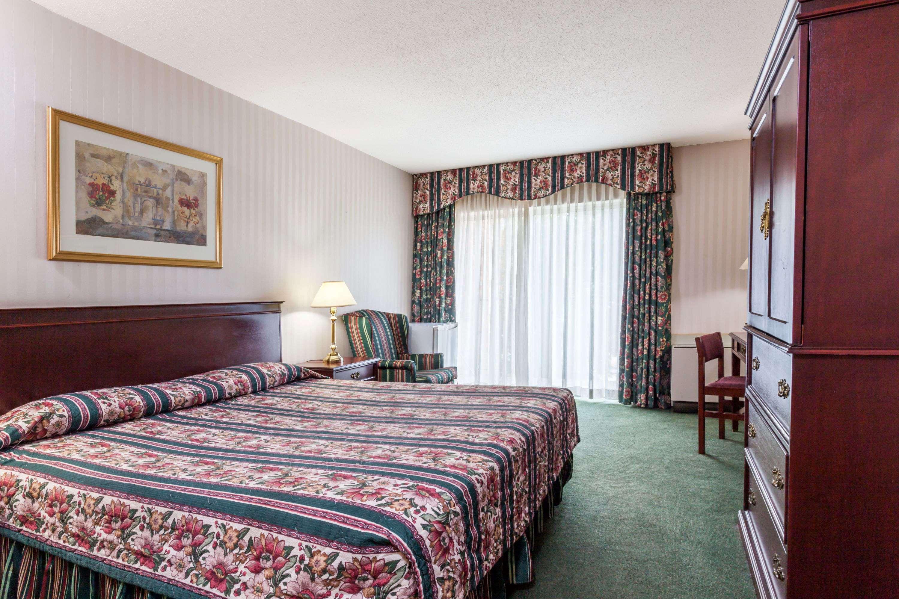 Knights Inn Toronto East — photo 4