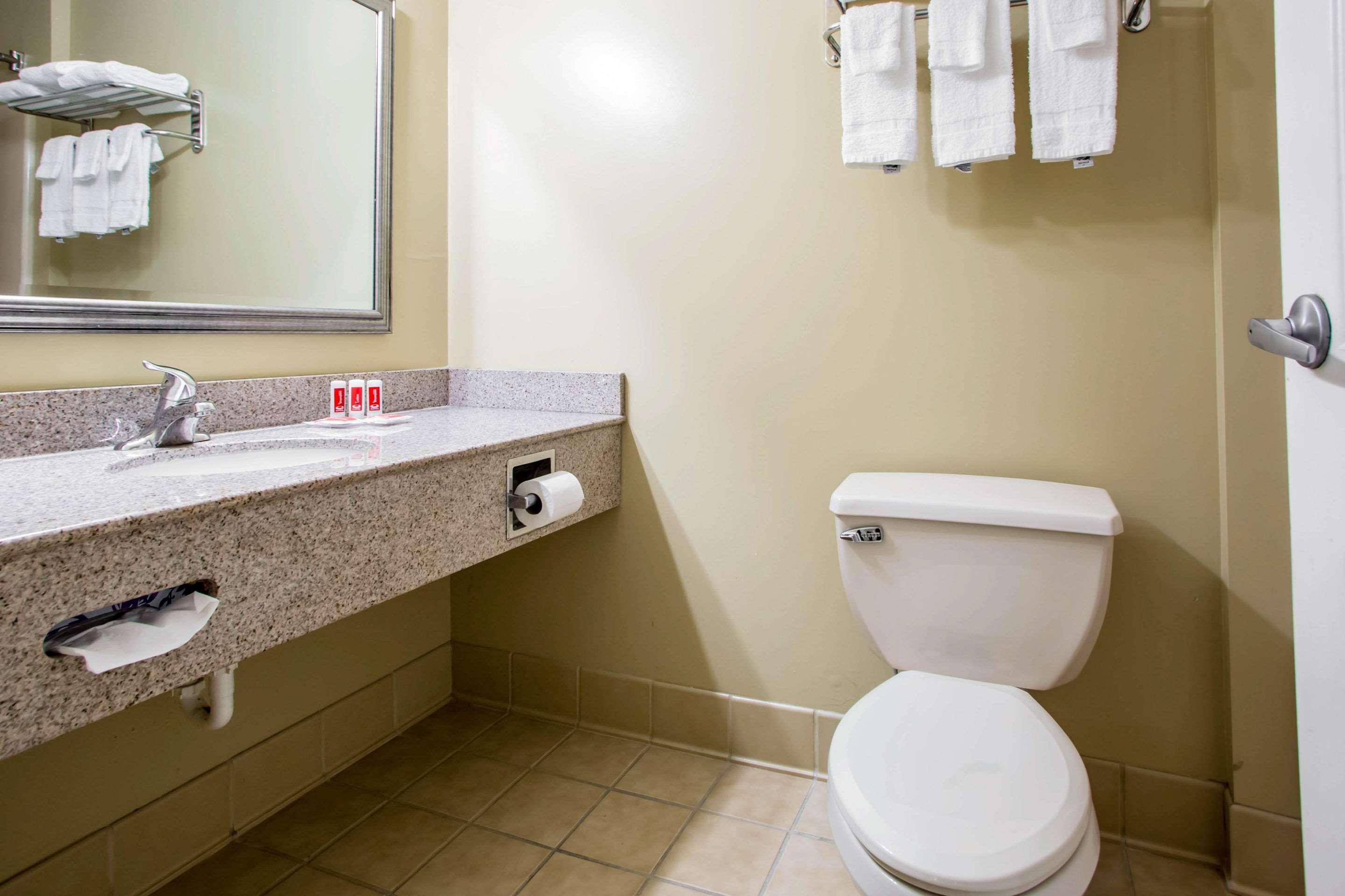 Econo Lodge Harrisburg - Hershey — photo 4