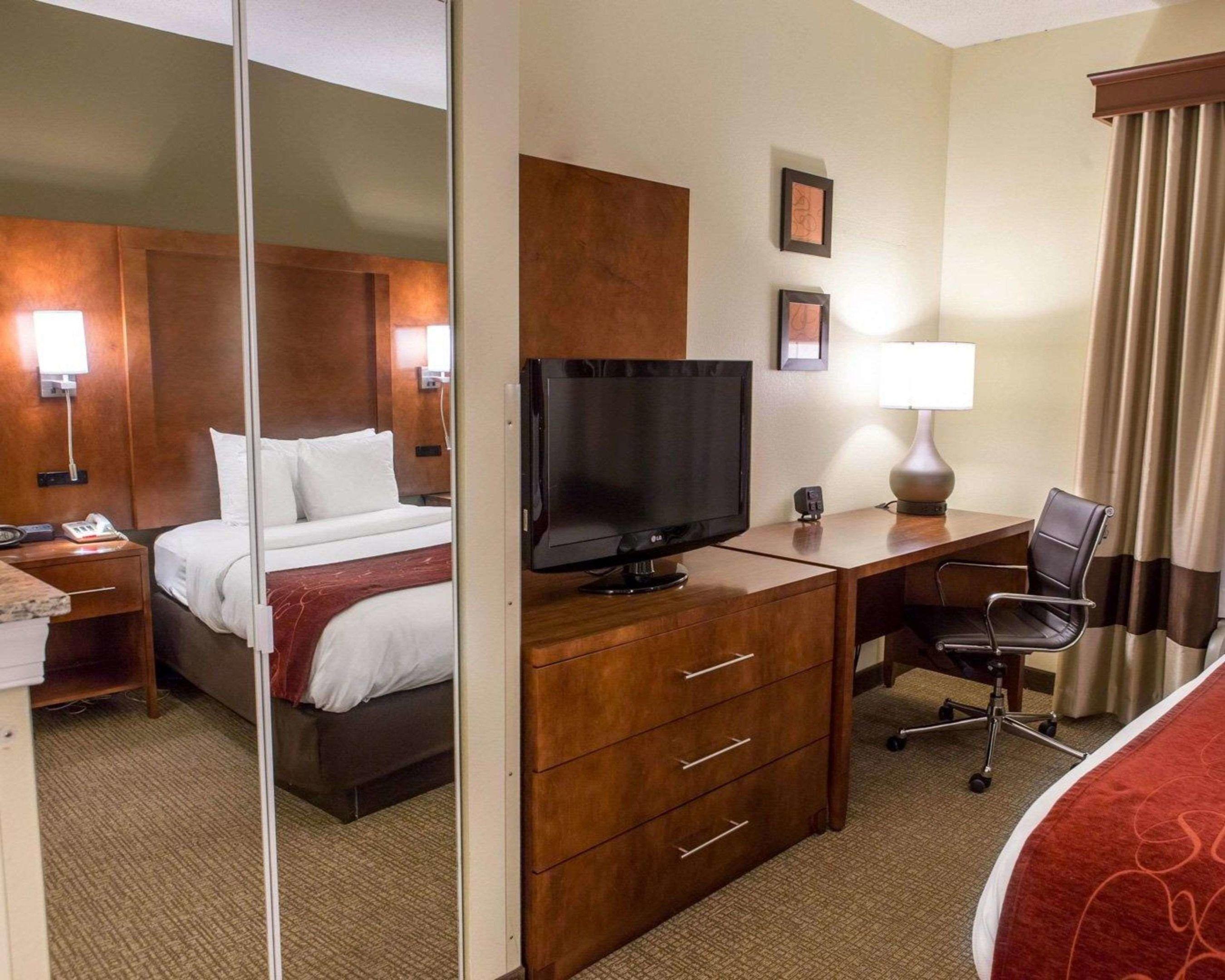 Comfort Suites — photo 5