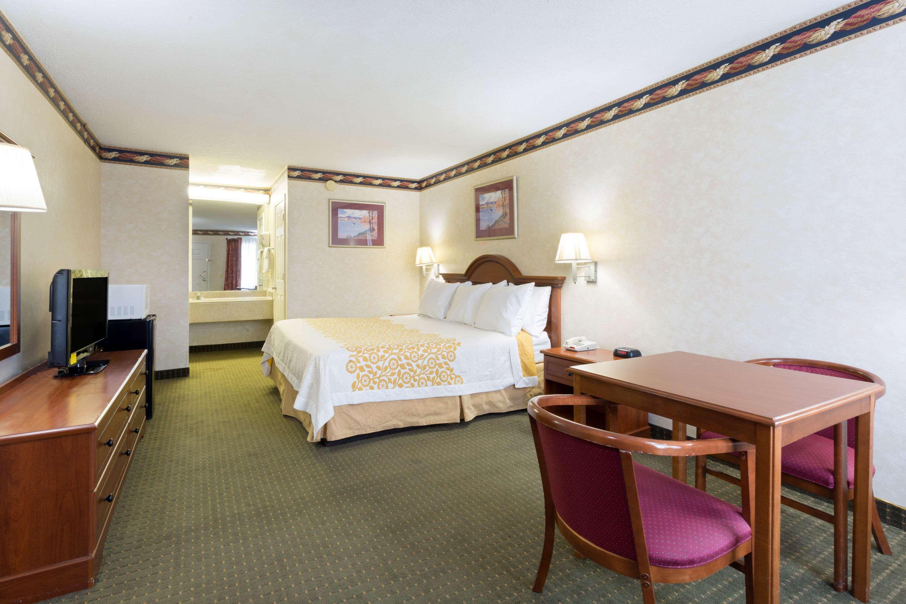 Days Inn Clinton — photo 5
