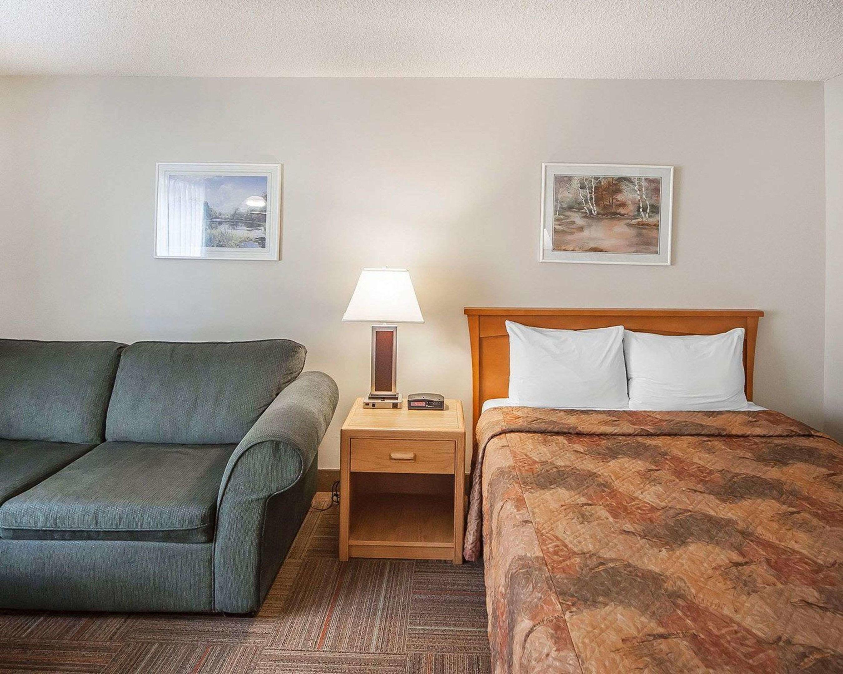 Econo Lodge & Suites Hinton — photo 4