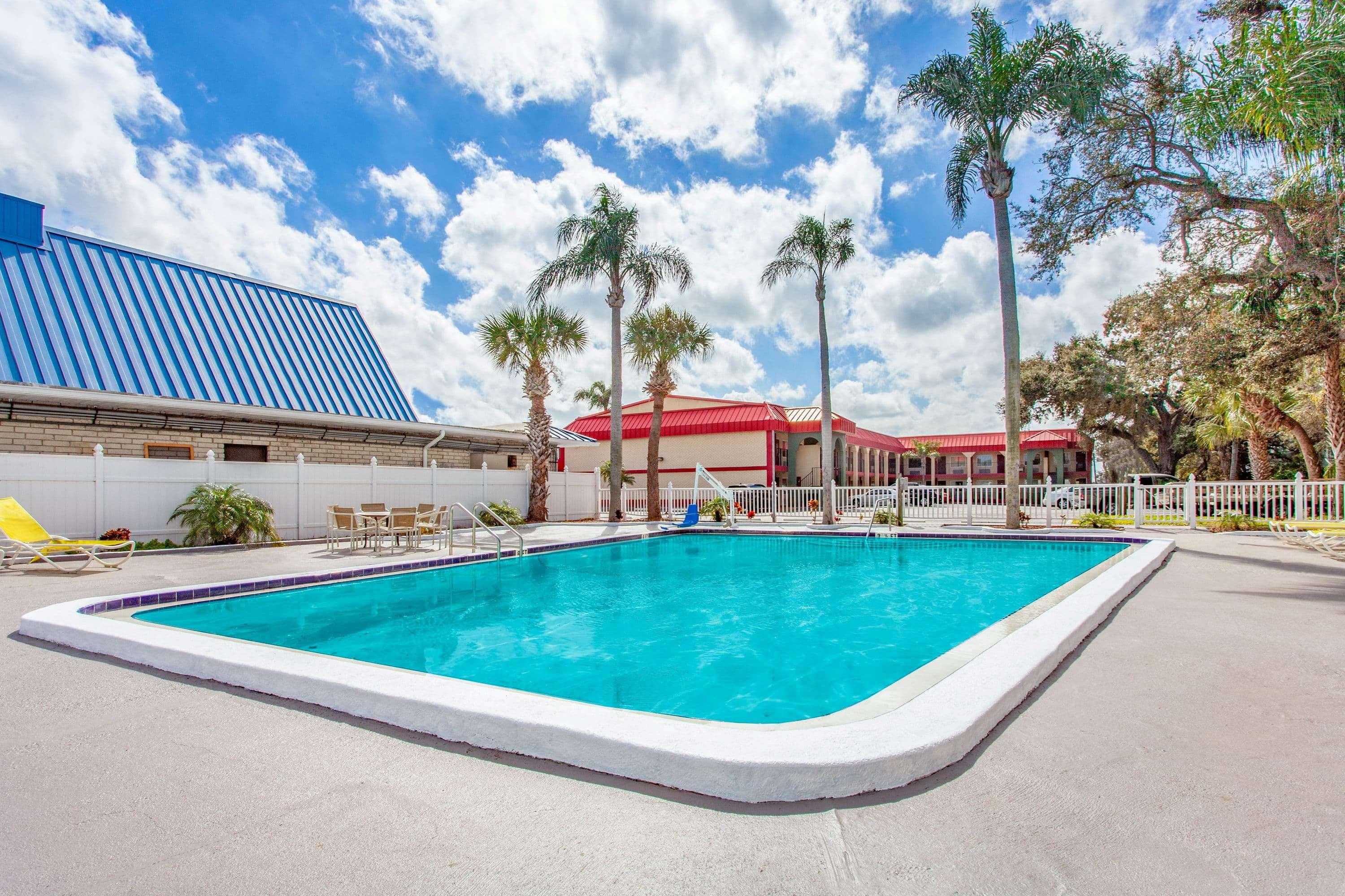 Super 8 by Wyndham Clearwater/US Hwy 19 N — photo 4