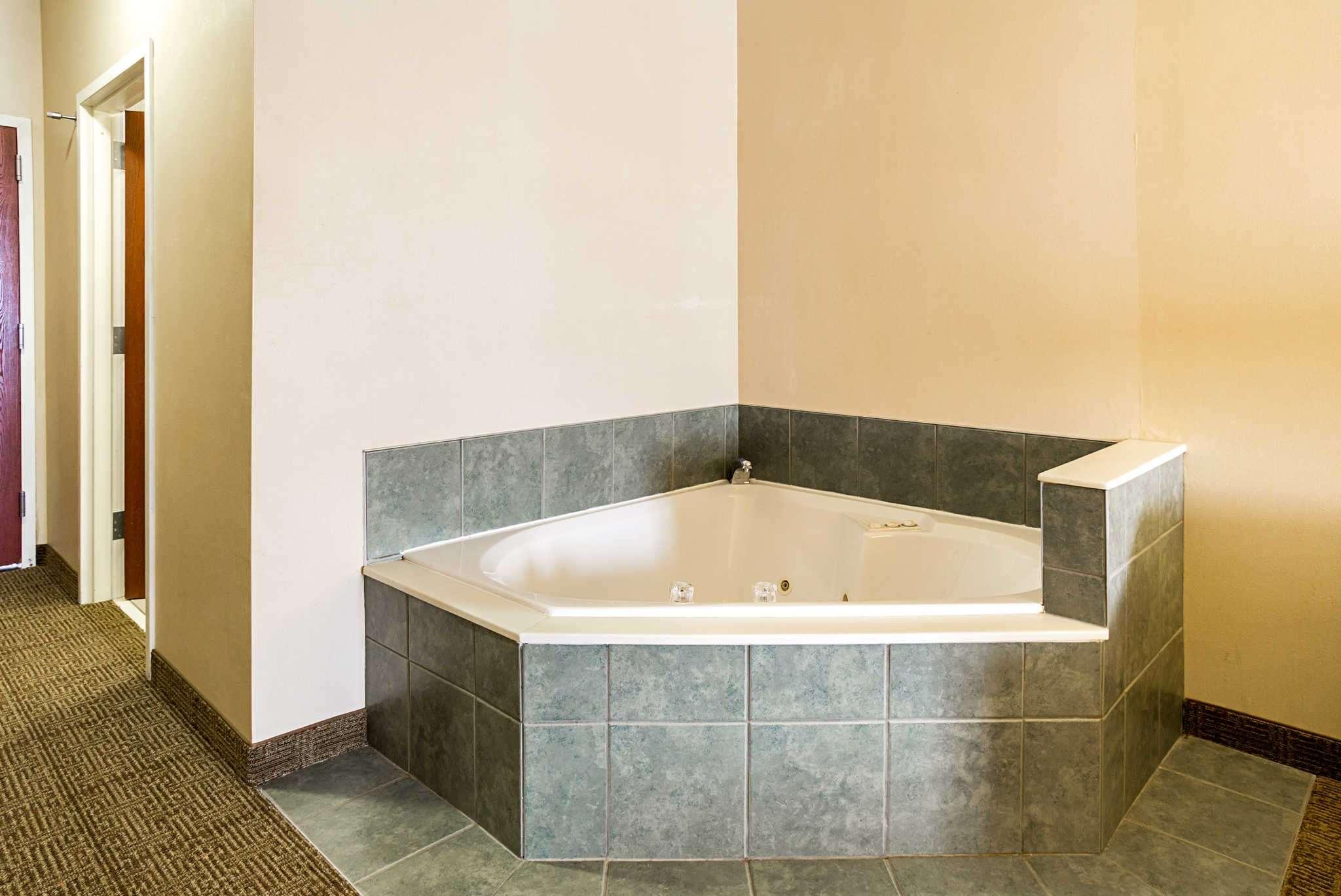 Comfort Suites — photo 5