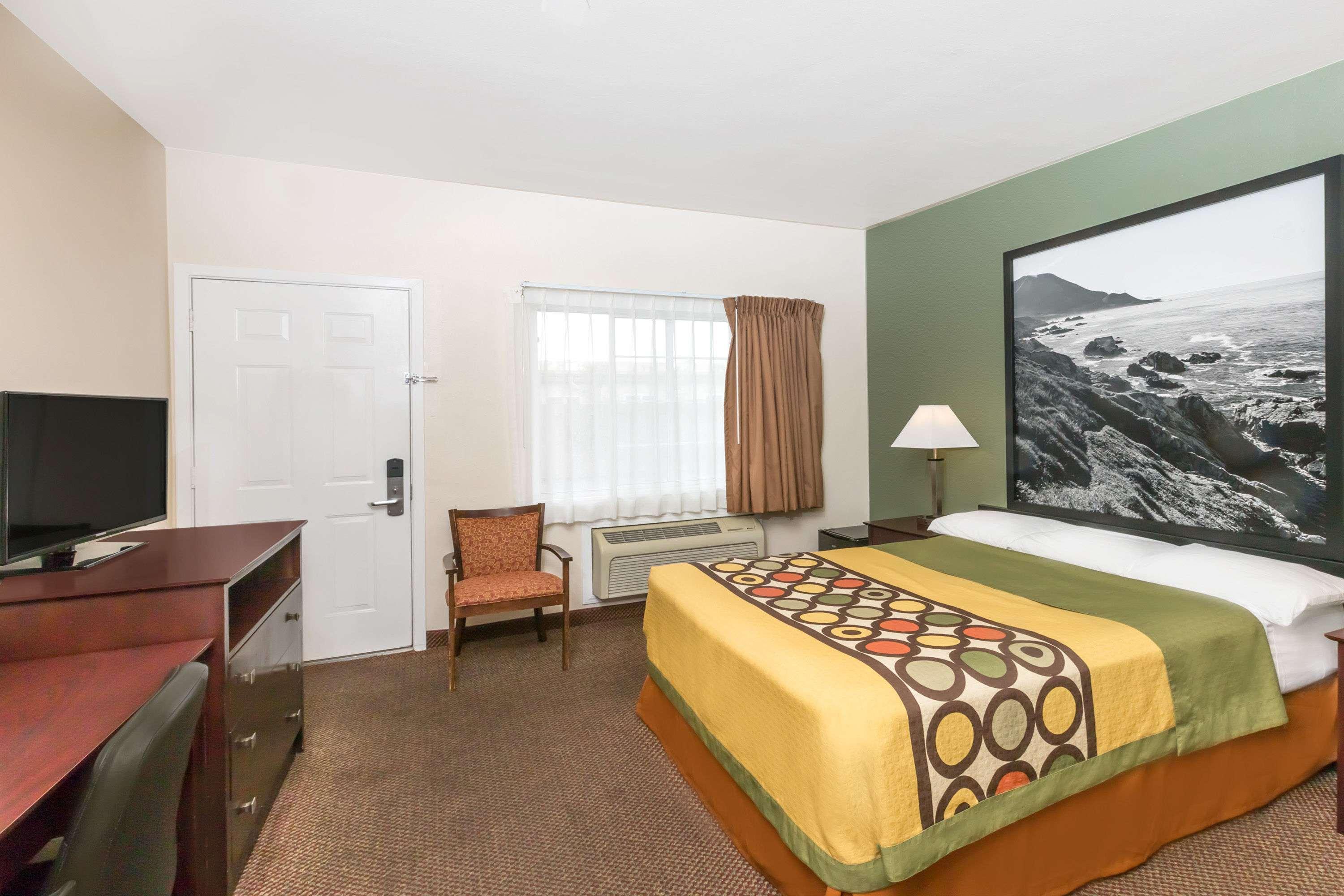 Super 8 by Wyndham Monterey — photo 5