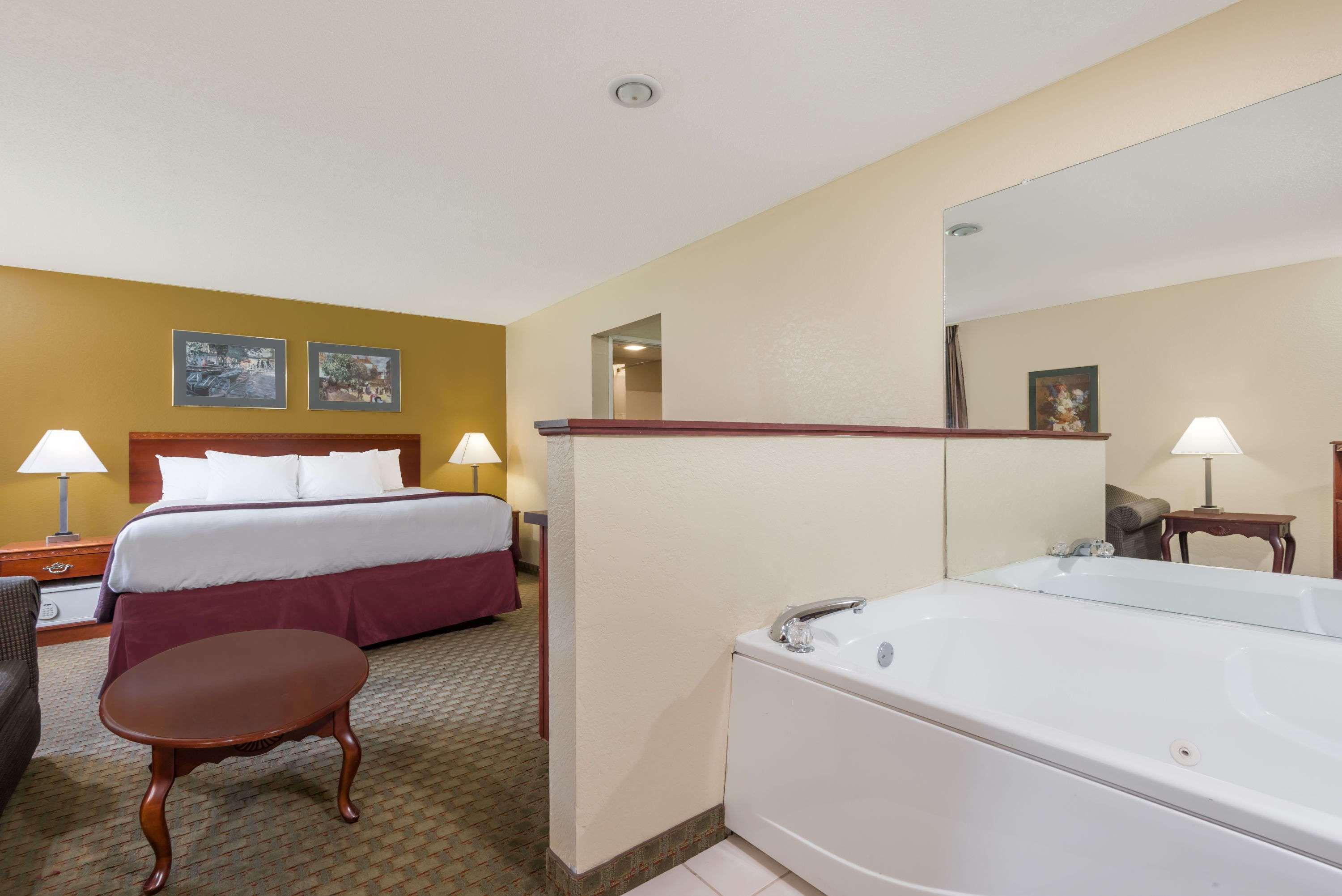 Days Inn by Wyndham Norton — photo 4
