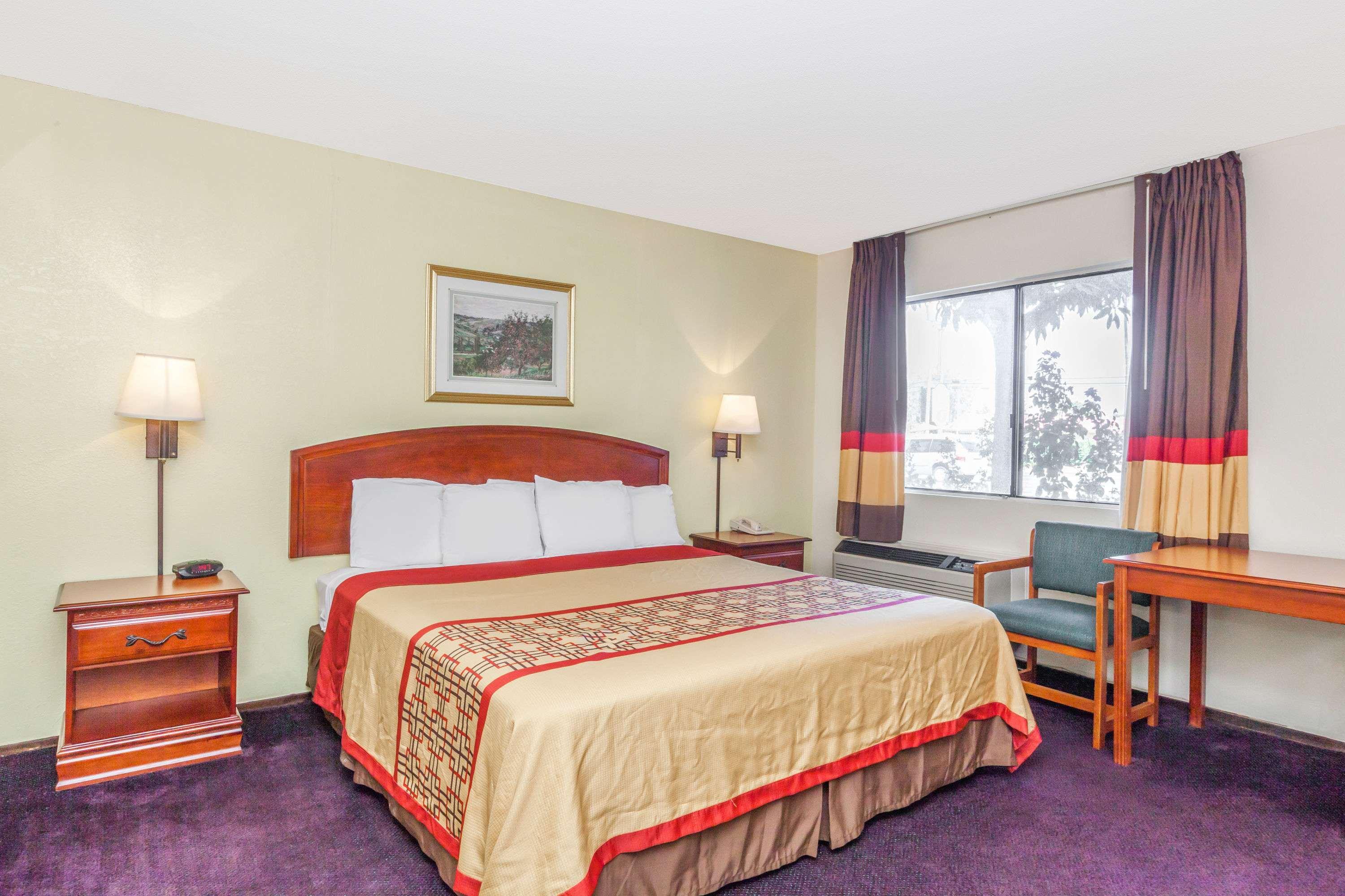 Super 8 by Wyndham Bakersfield/Central — photo 4
