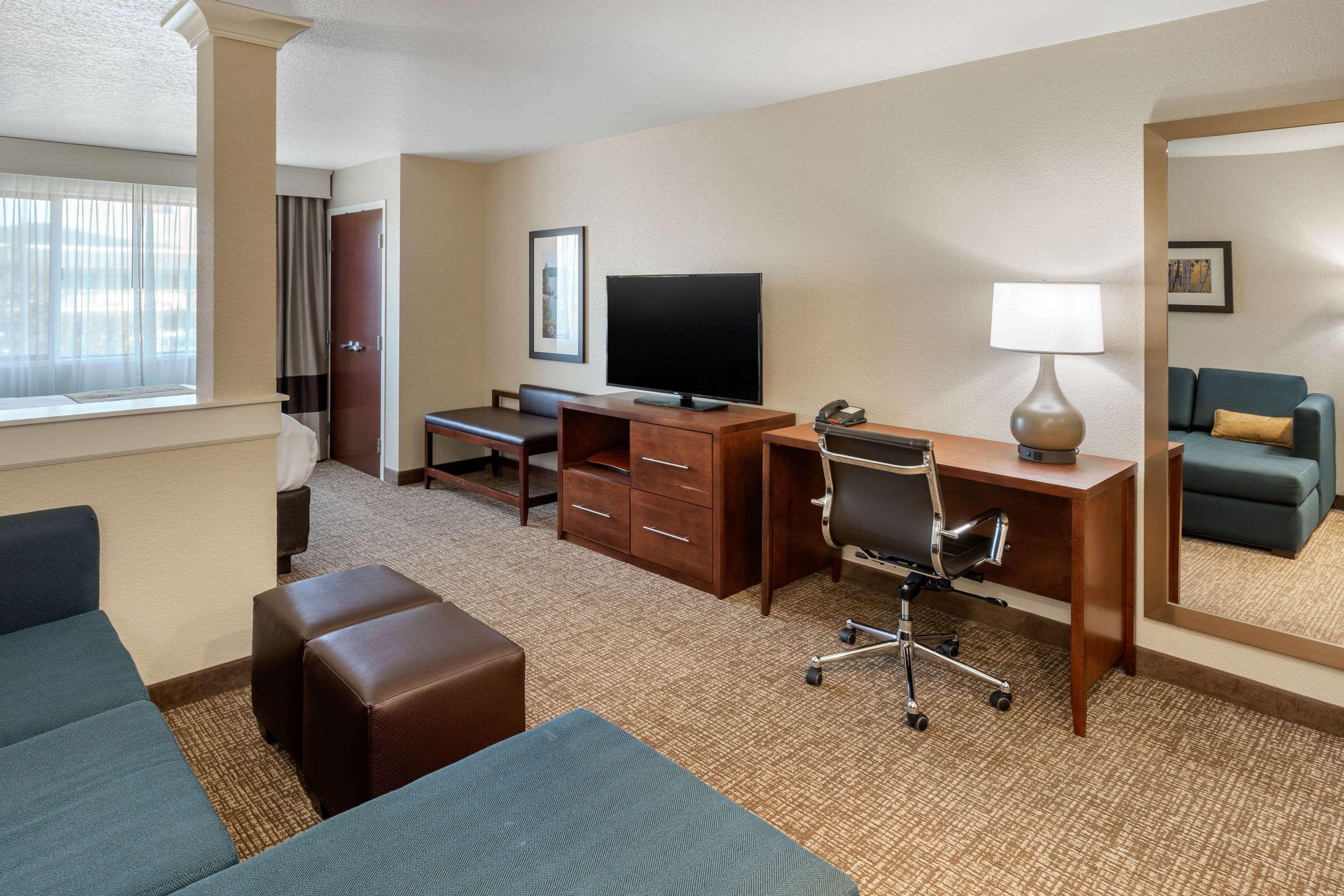 Comfort Inn & Suites — photo 5