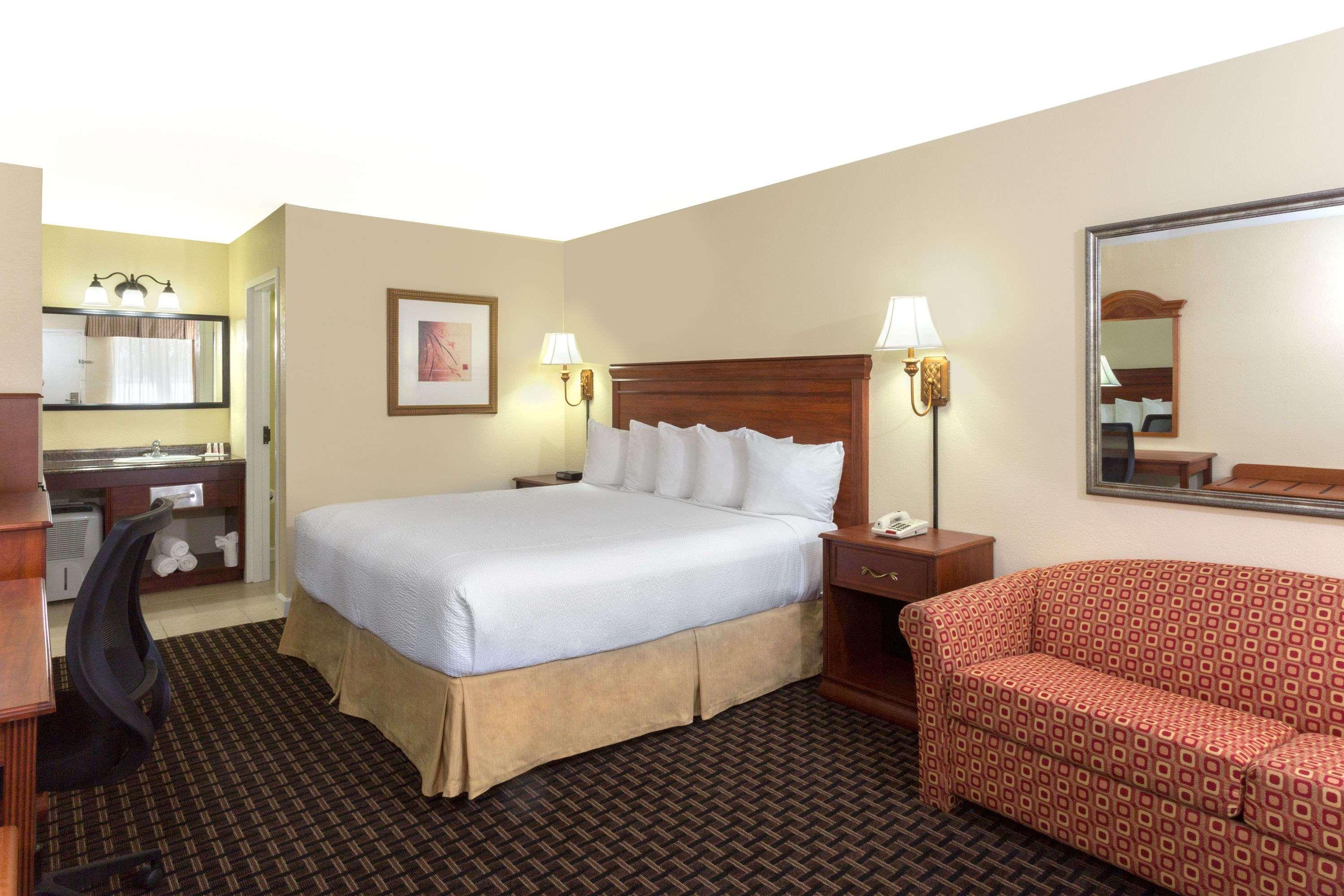 Days Inn by Wyndham Port Charlotte Town Center — photo 5