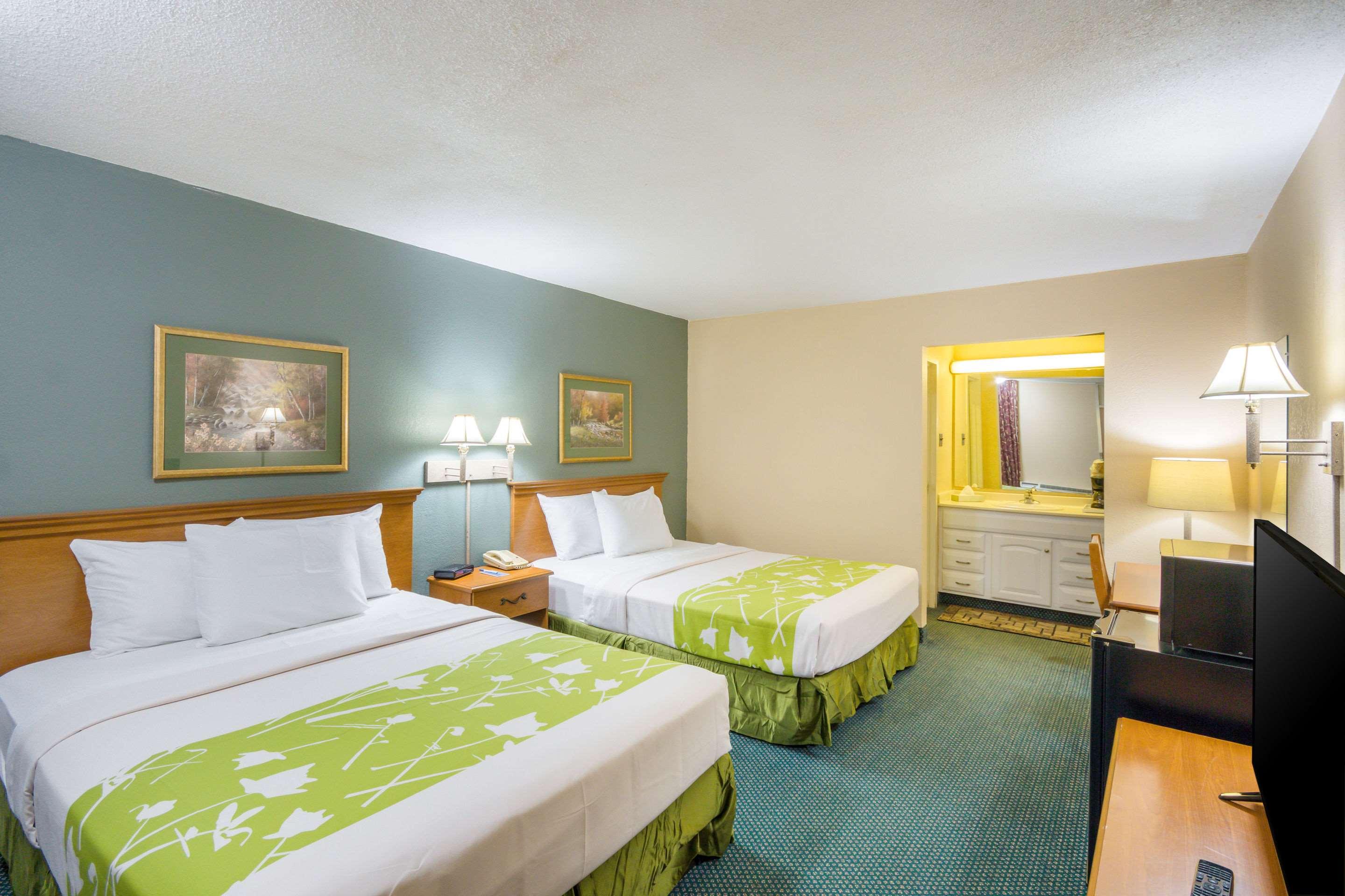 Rodeway Inn & Suites — photo 5