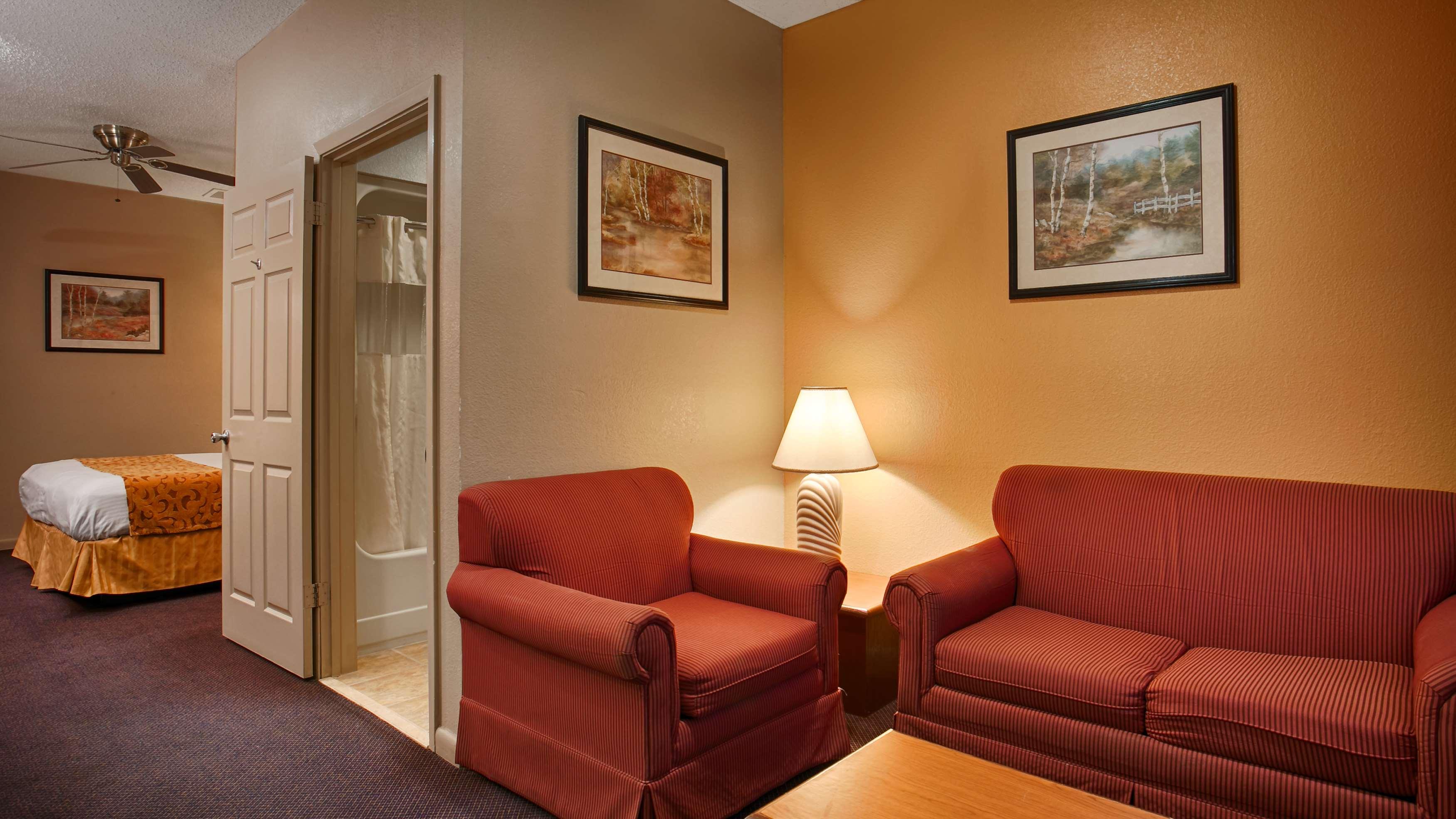 Best Western Delhi Inn — photo 4