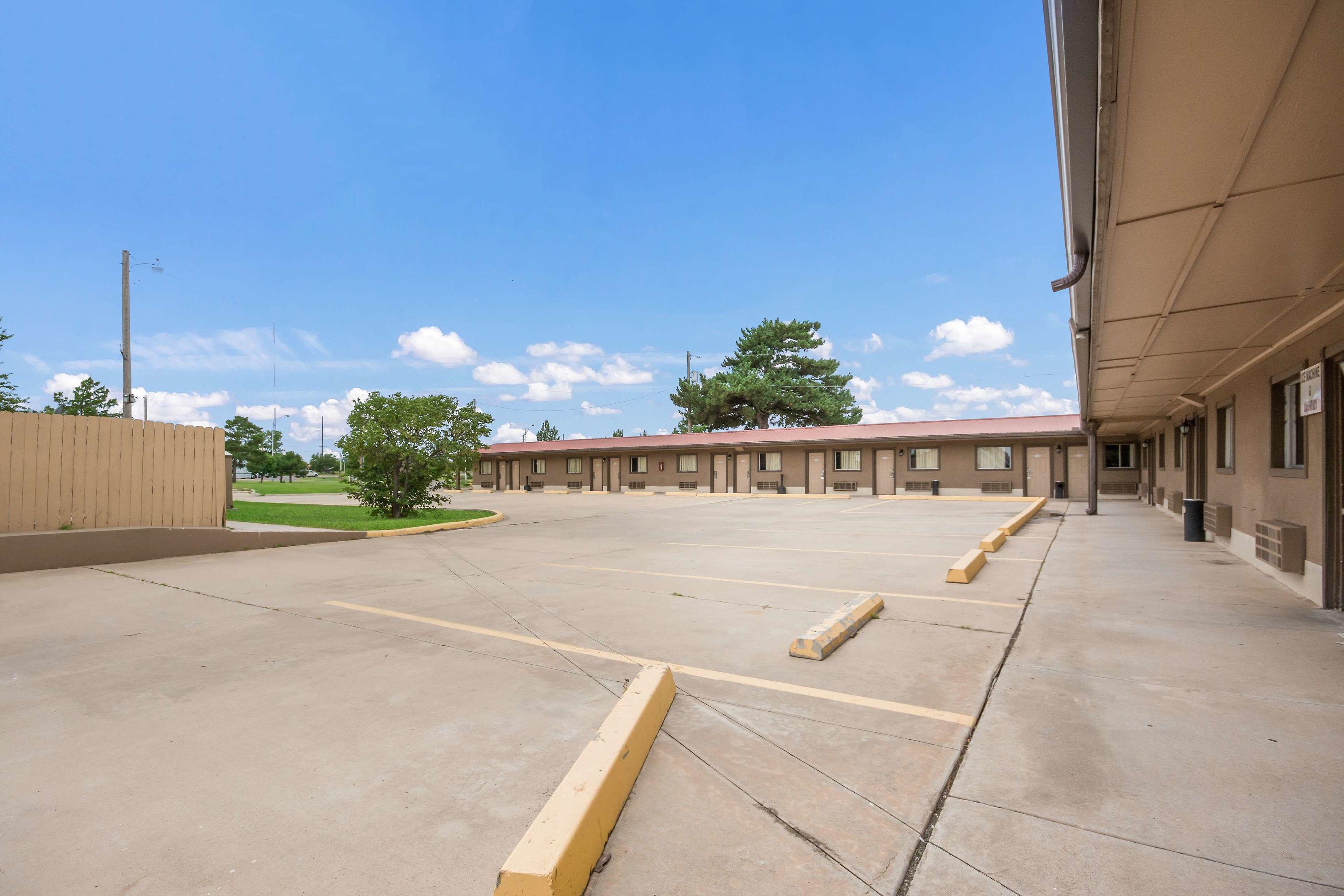 Americas Best Value Inn Woodward At 8th St — photo 4