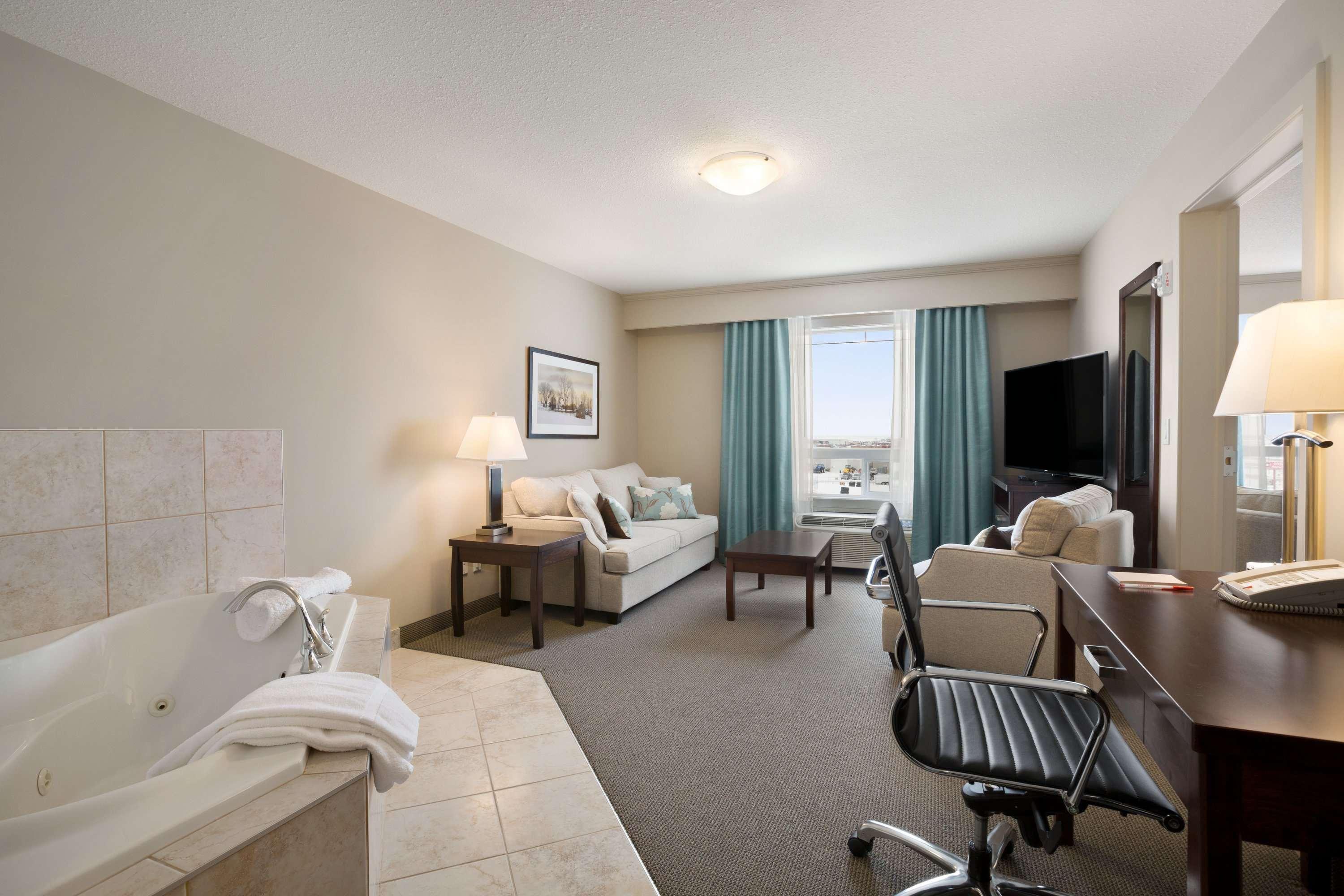 Ramada by Wyndham Emerald Park/Regina East — photo 3