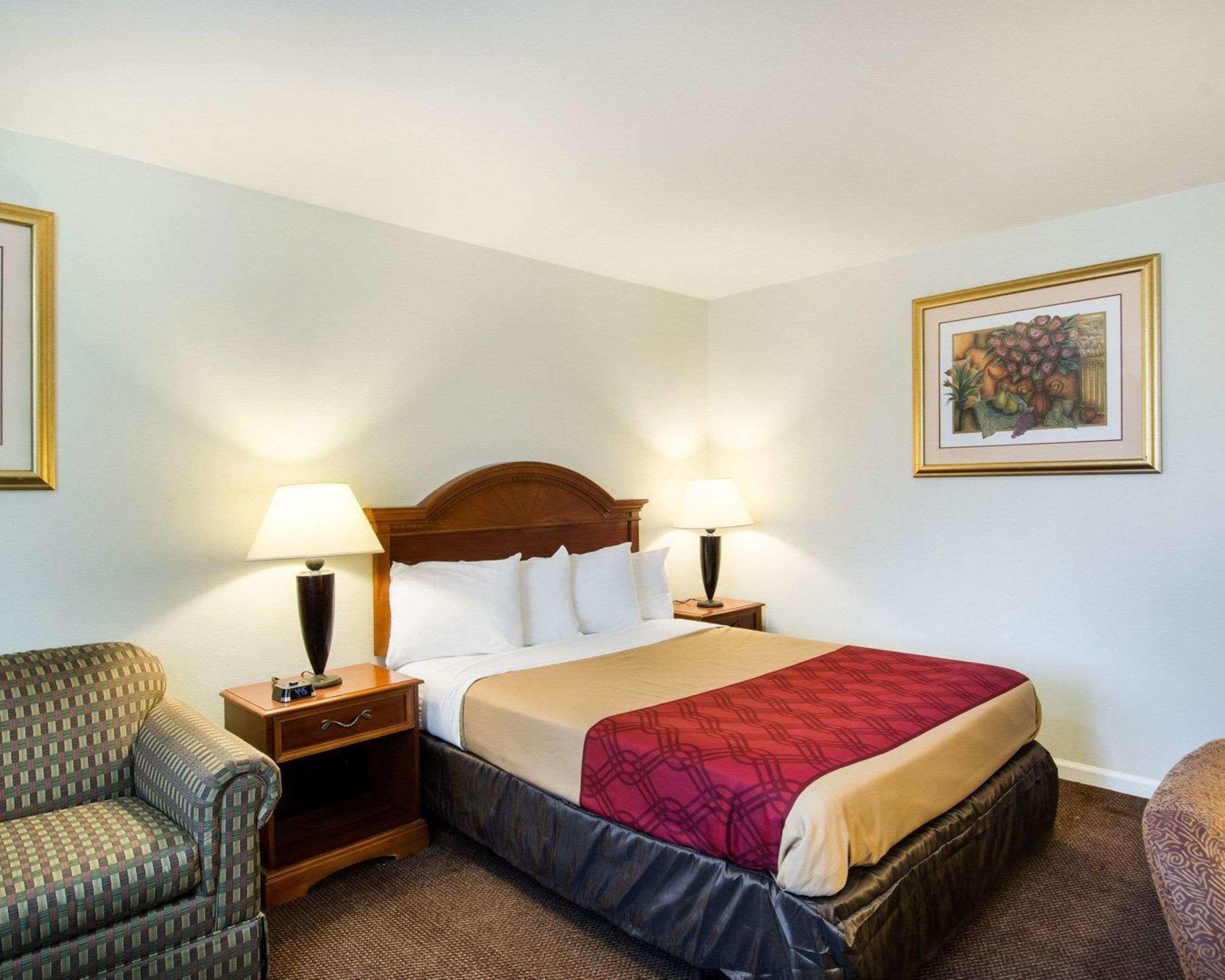 Econo Lodge Inn & Suites — photo 3