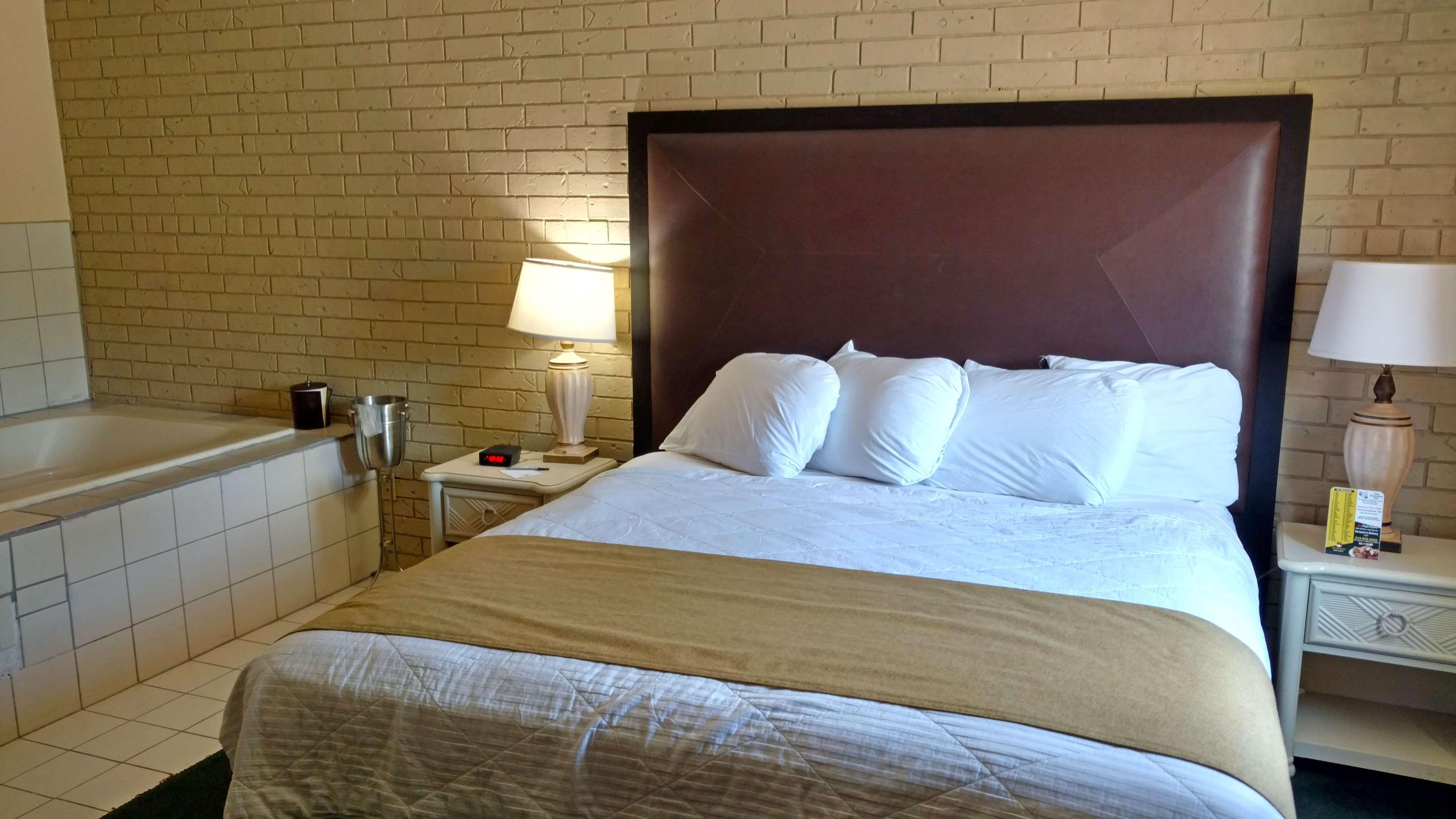 Americas Best Value Inn Webster City — photo 4